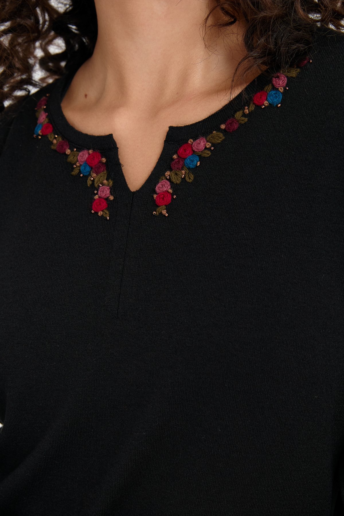 24091Kadın Yakası Renkli Çiçek İşlemeli Kazak Siyah
