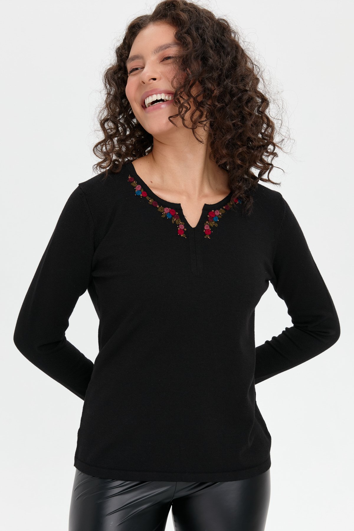 24091Kadın Yakası Renkli Çiçek İşlemeli Kazak Siyah