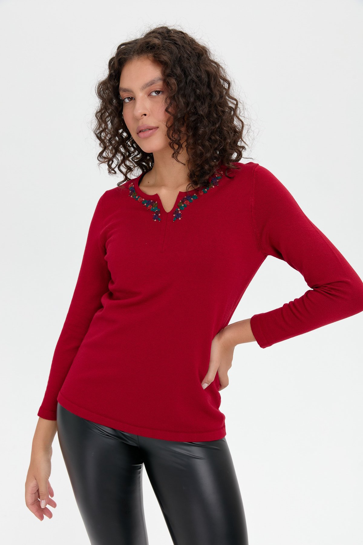 24091Kadın Yakası Renkli Çiçek İşlemeli Kazak K.Kırmızı