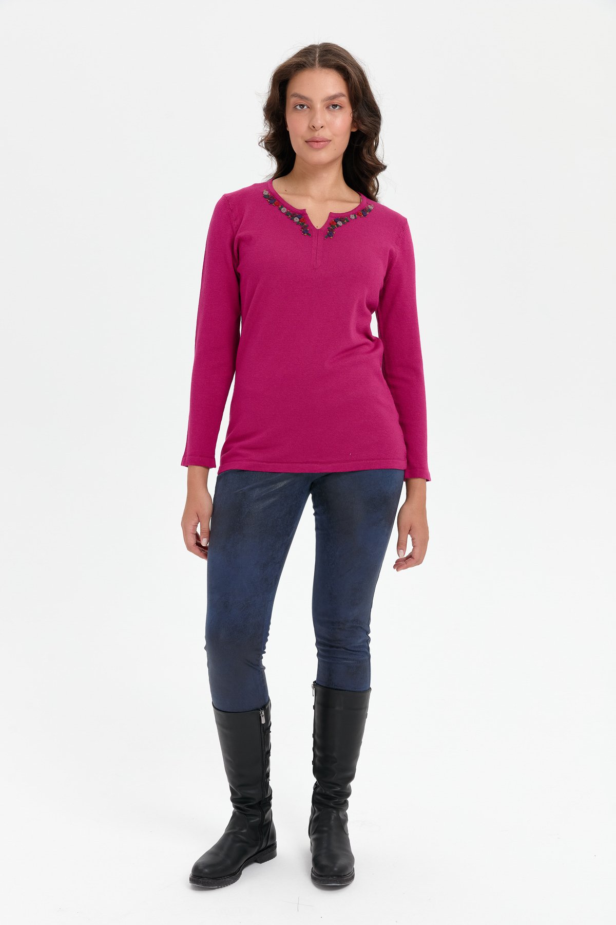 24091Kadın Yakası Renkli Çiçek İşlemeli Kazak Sıklamen