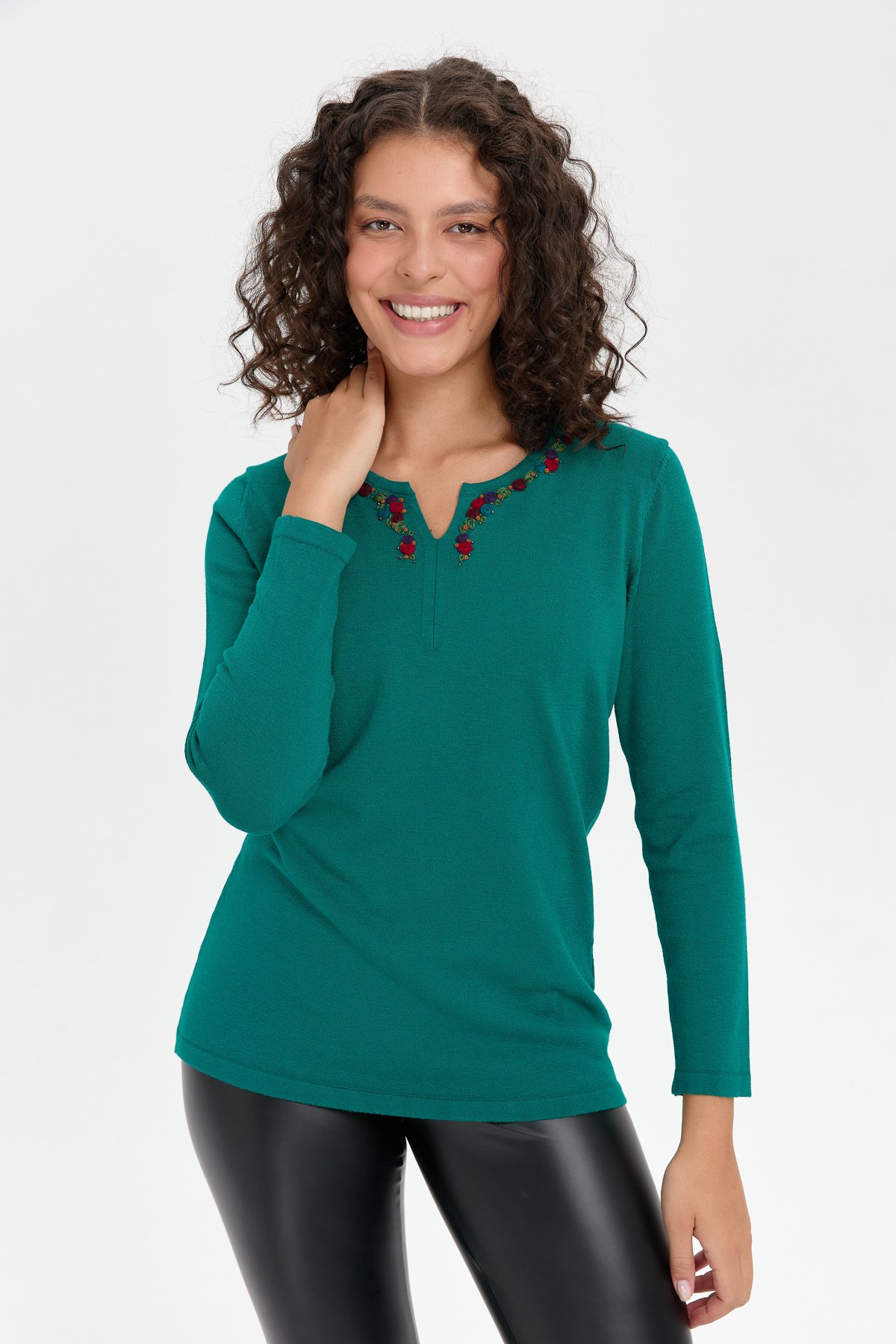 24091Kadın Yakası Renkli Çiçek İşlemeli Kazak A.Ö.Başı