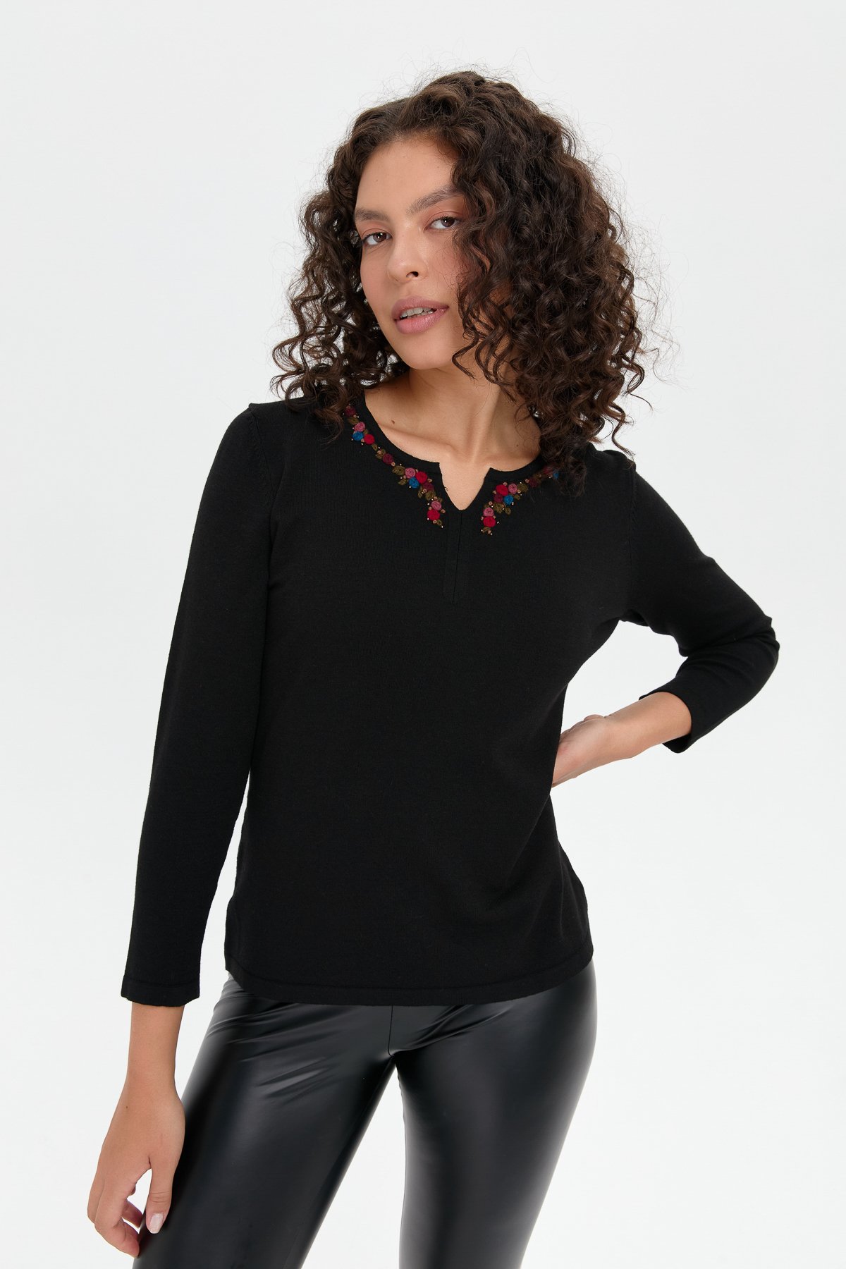 24091Kadın Yakası Renkli Çiçek İşlemeli Kazak Siyah