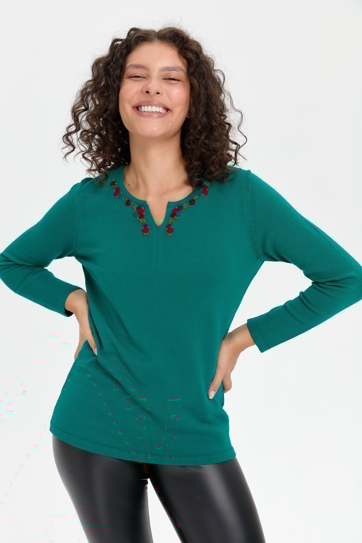 24091Kadın Yakası Renkli Çiçek İşlemeli Kazak A.Ö.Başı