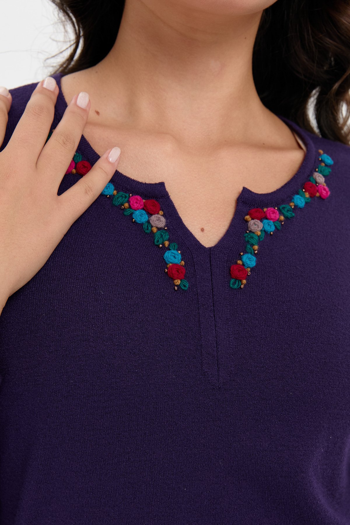 24091Kadın Yakası Renkli Çiçek İşlemeli Kazak K.Mor