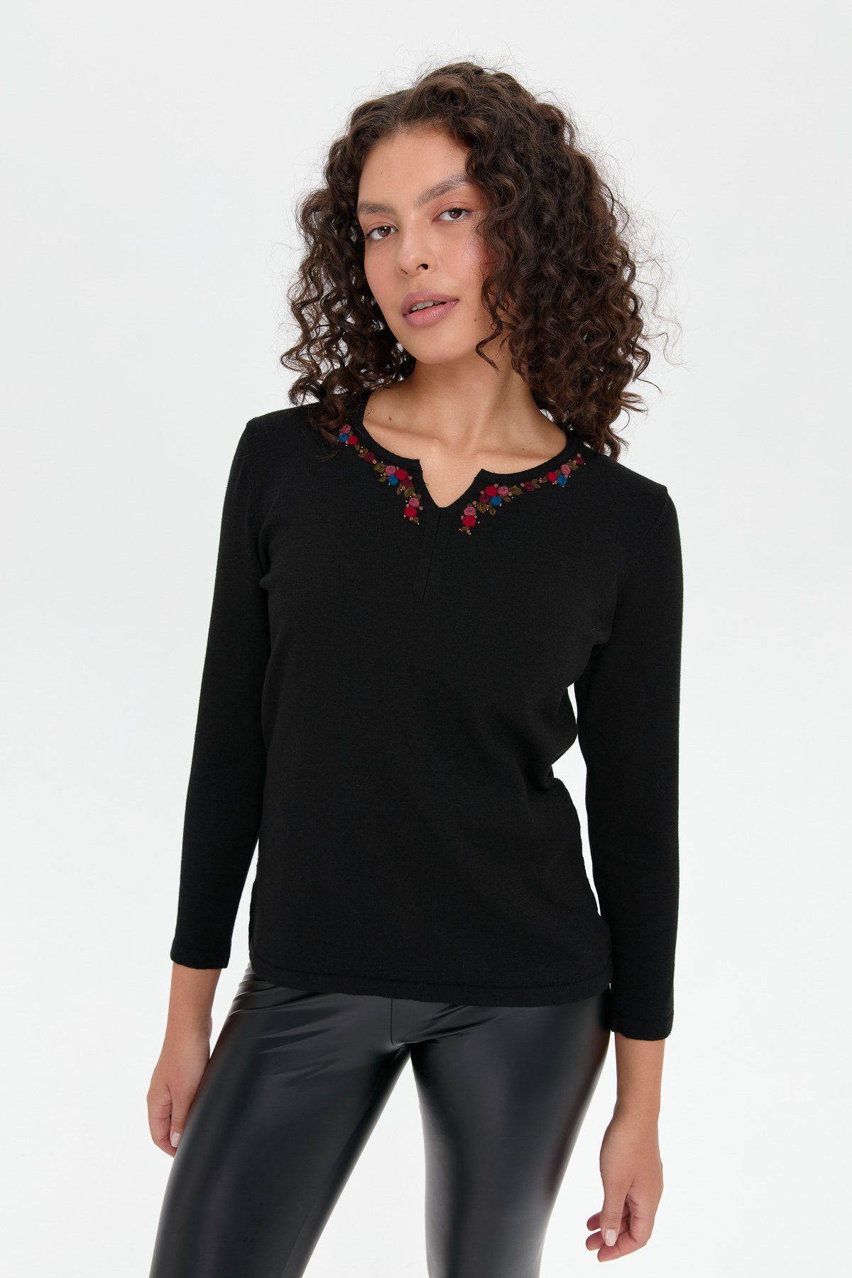 24091Kadın Yakası Renkli Çiçek İşlemeli Kazak Siyah