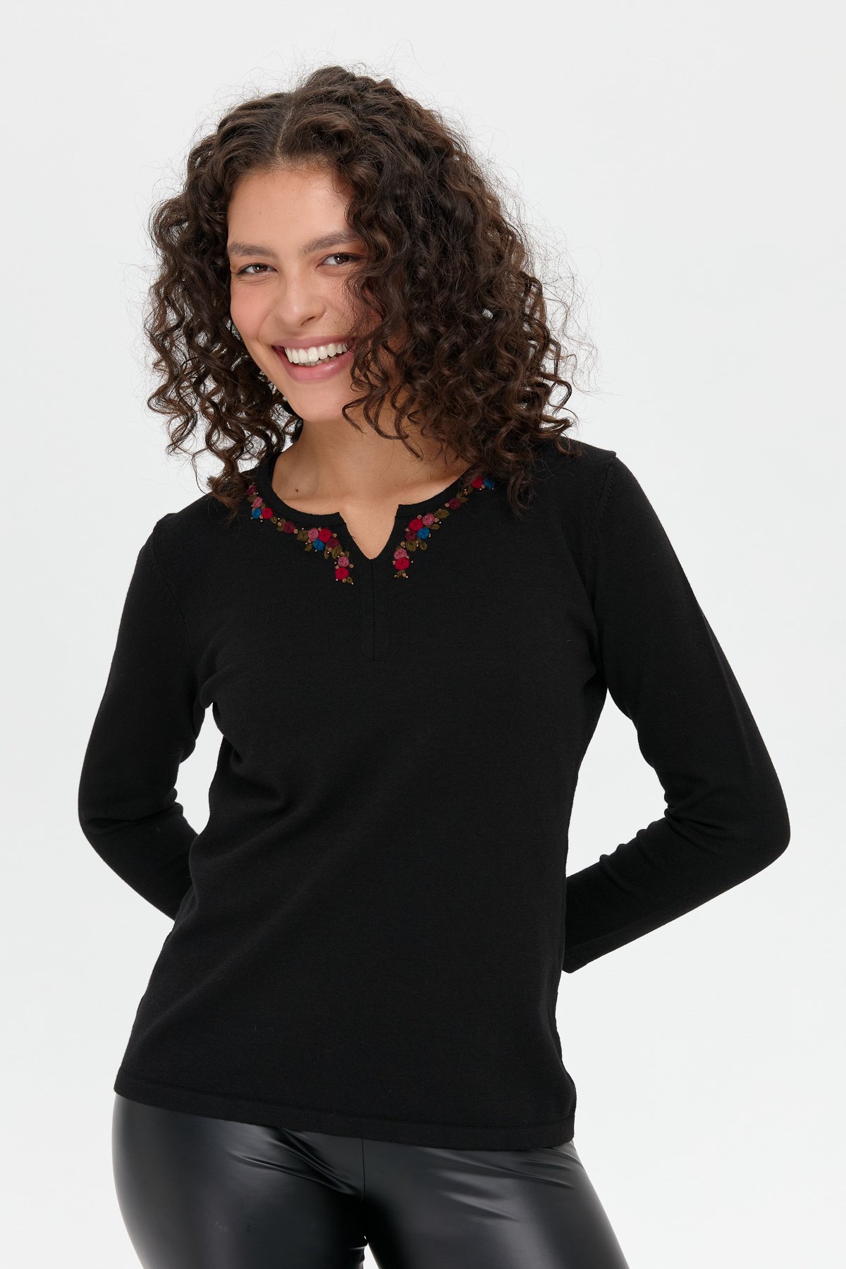 24091Kadın Yakası Renkli Çiçek İşlemeli Kazak Siyah