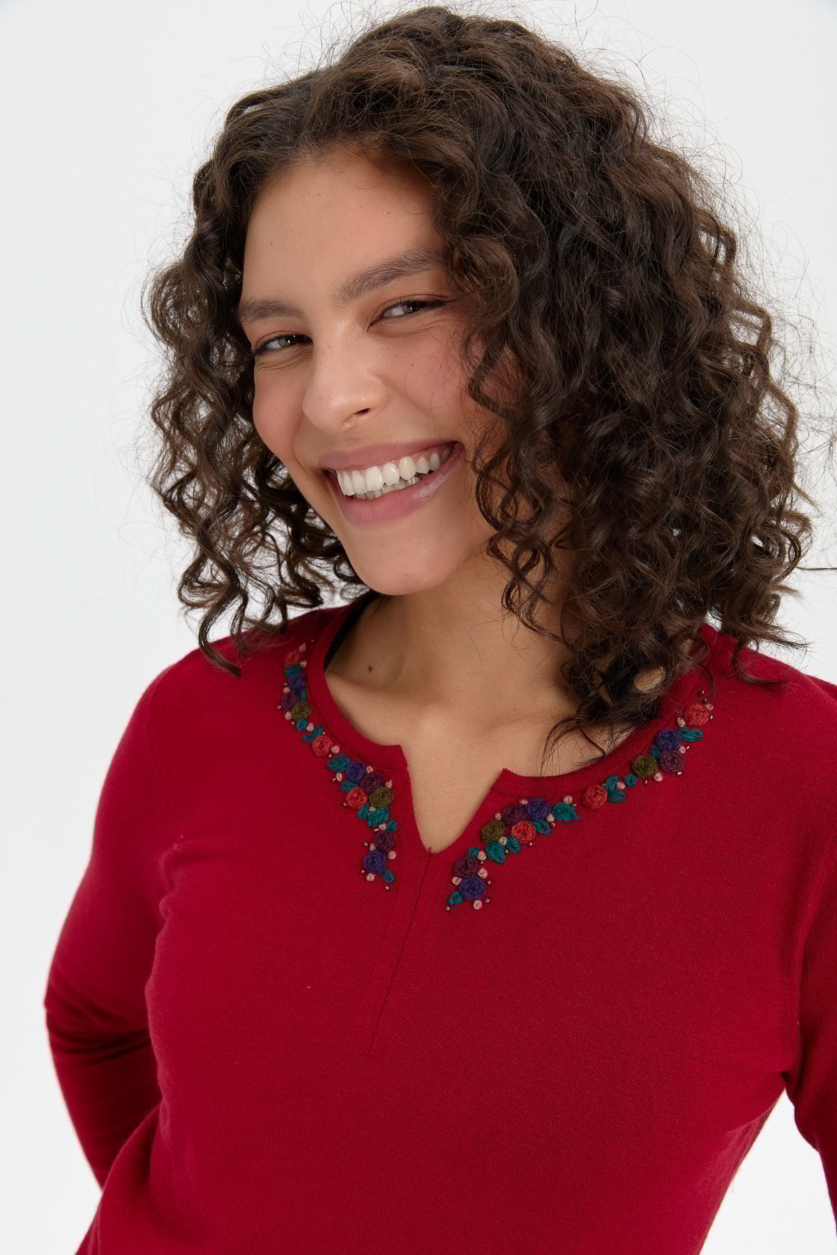 24091Kadın Yakası Renkli Çiçek İşlemeli Kazak K.Kırmızı