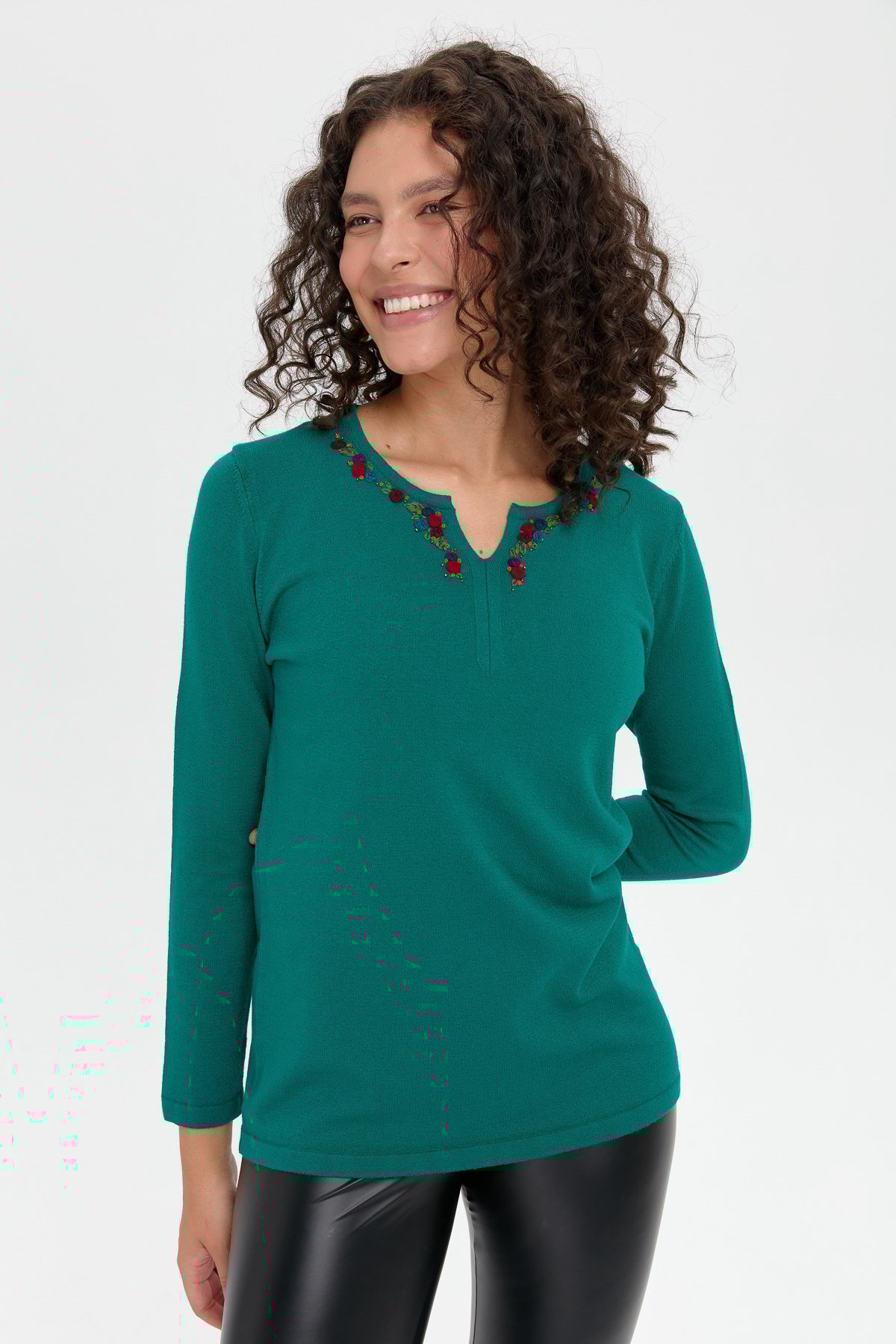 24091Kadın Yakası Renkli Çiçek İşlemeli Kazak A.Ö.Başı