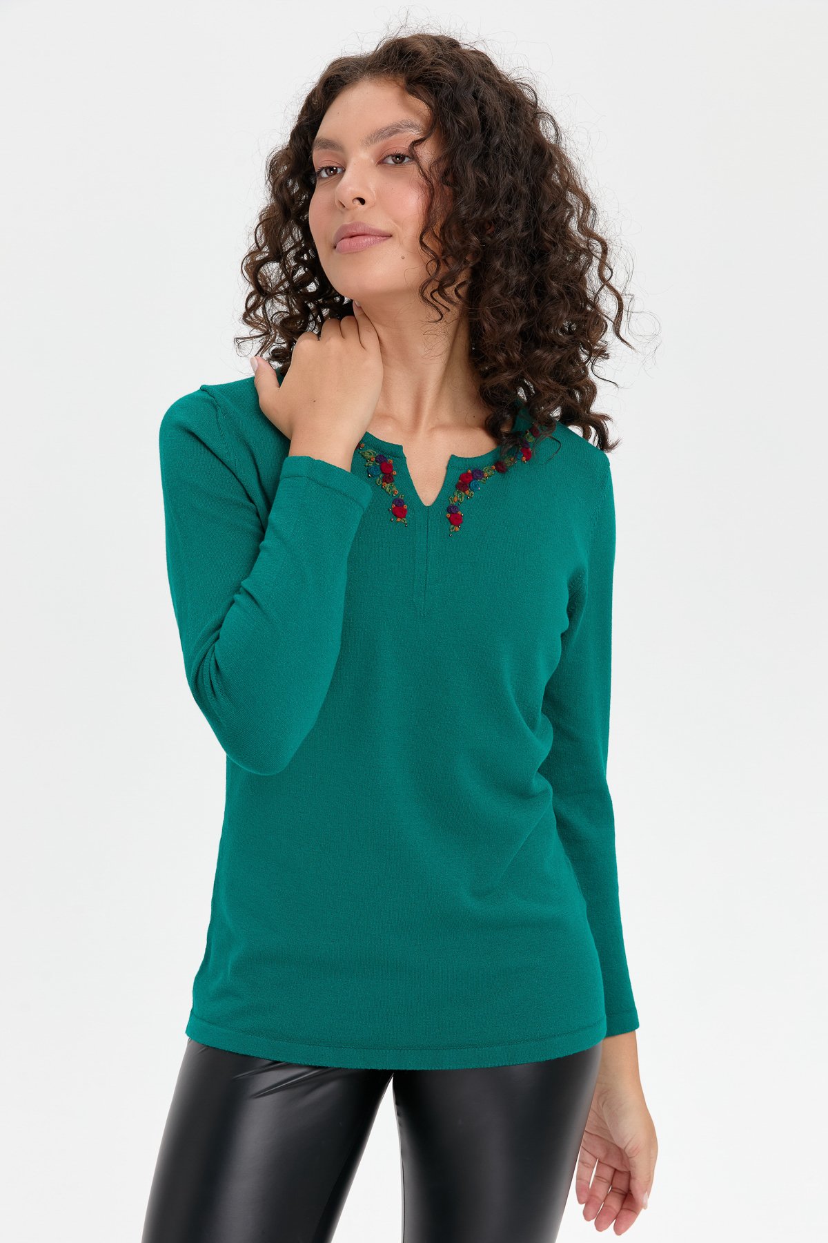 24091Kadın Yakası Renkli Çiçek İşlemeli Kazak A.Ö.Başı