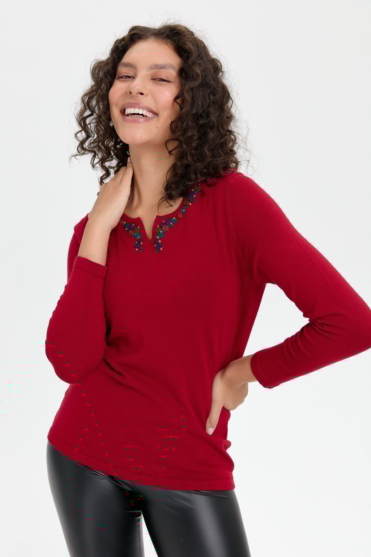 24091Kadın Yakası Renkli Çiçek İşlemeli Kazak K.Kırmızı