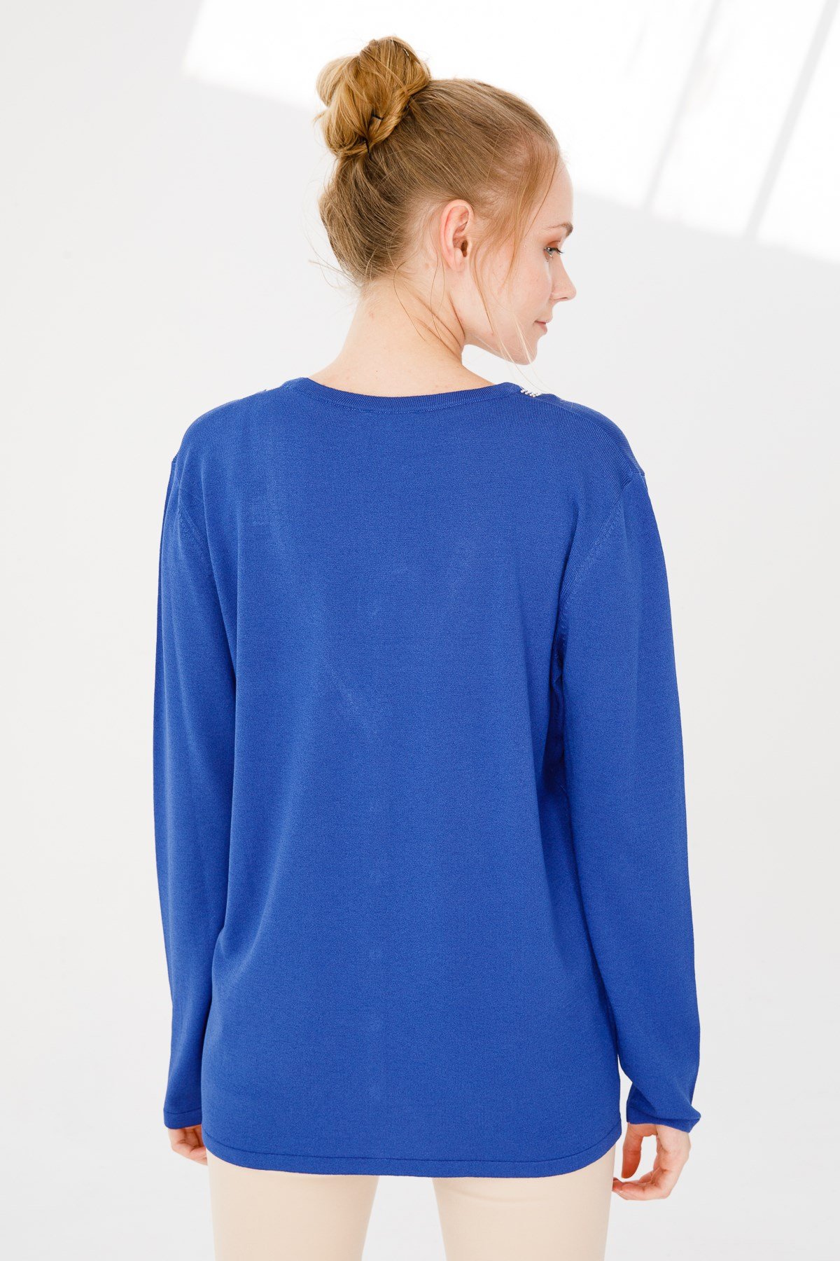 21356Kadın Yakası Renkli Taş Baskılı İnce Dokuma Hırka Saks