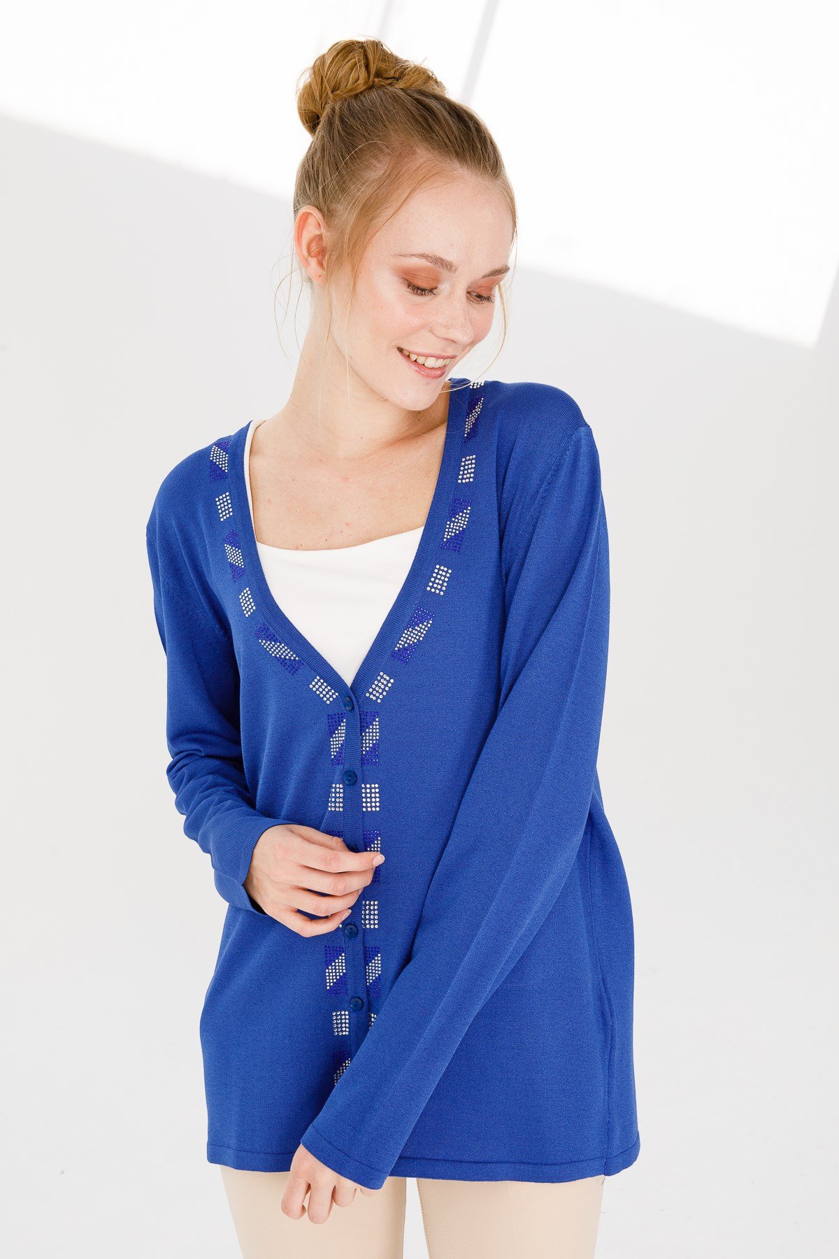 21356Kadın Yakası Renkli Taş Baskılı İnce Dokuma Hırka Saks