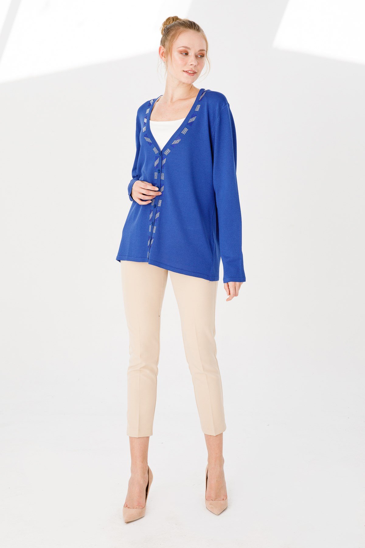 21356Kadın Yakası Renkli Taş Baskılı İnce Dokuma Hırka Saks