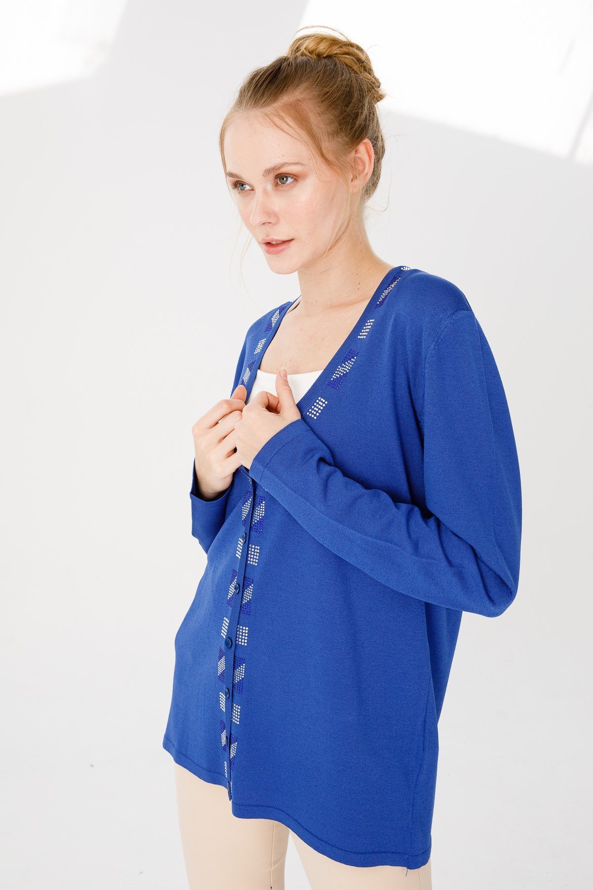 21356Kadın Yakası Renkli Taş Baskılı İnce Dokuma Hırka Saks