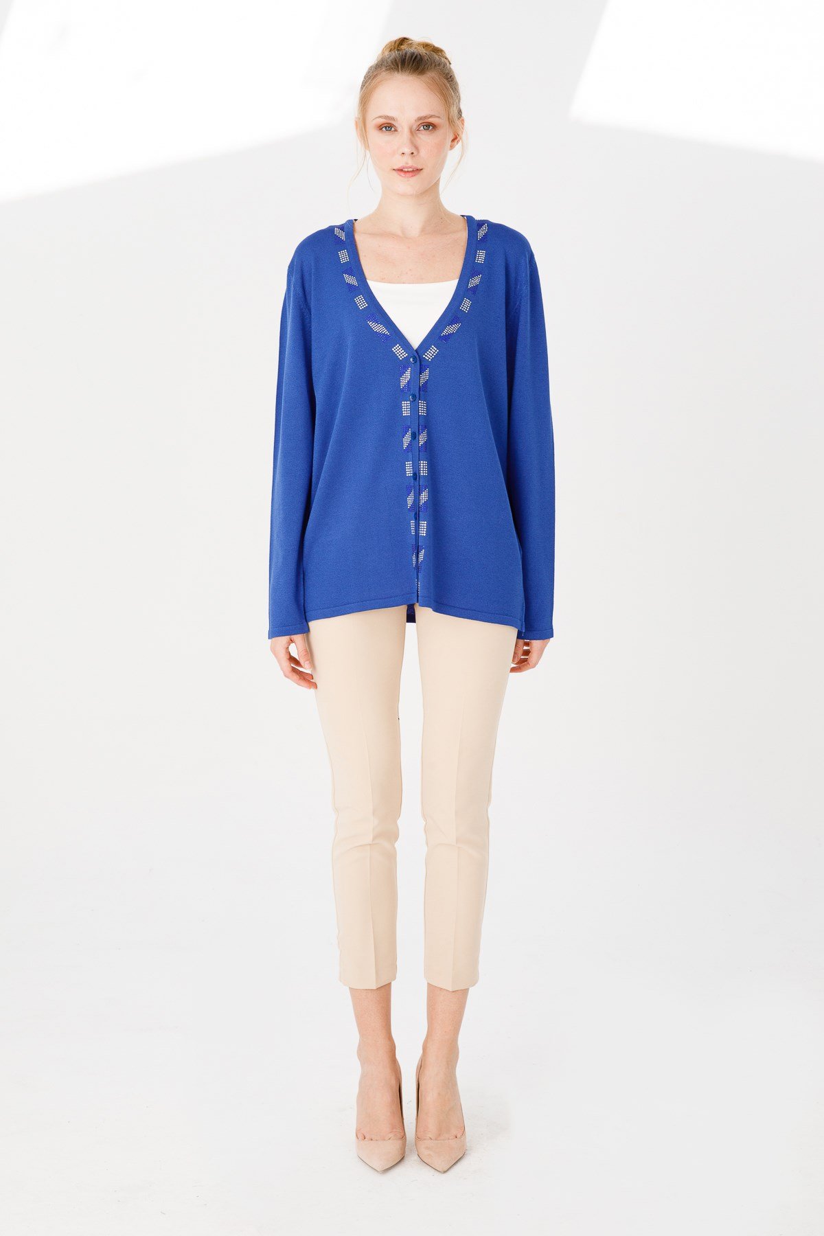 21356Kadın Yakası Renkli Taş Baskılı İnce Dokuma Hırka Saks