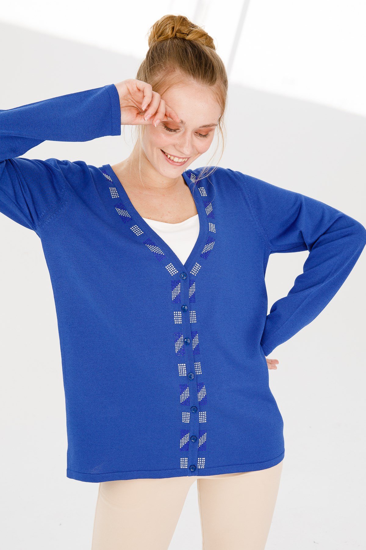 21356Kadın Yakası Renkli Taş Baskılı İnce Dokuma Hırka Saks