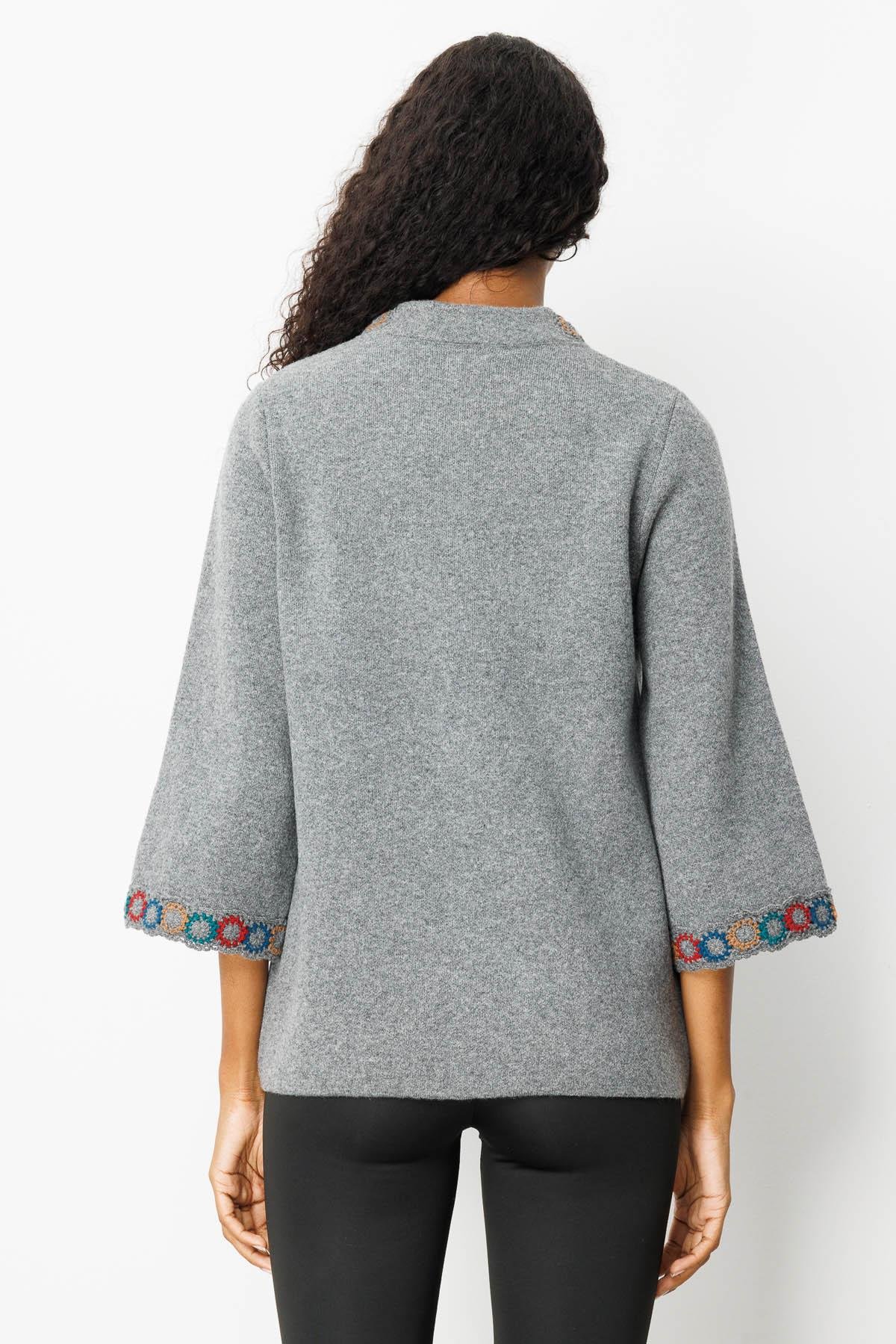 25022Kadın Yakası ve Kol Ağzı Tığlamalı Kısa Yün Ceket Füme