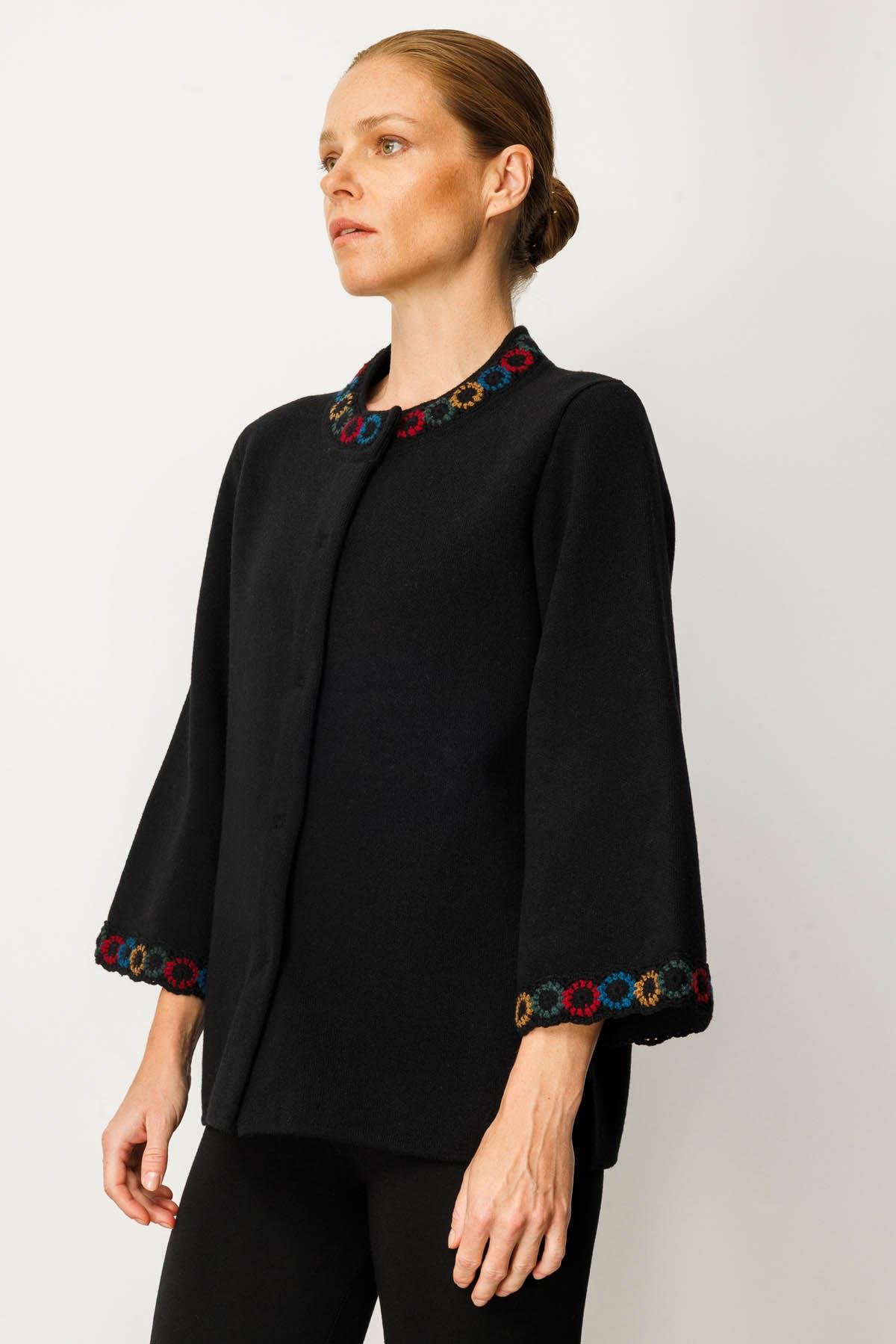 25022Kadın Yakası ve Kol Ağzı Tığlamalı Kısa Yün Ceket Siyah