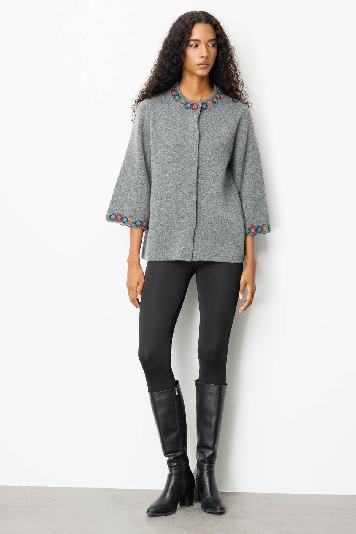 25022Kadın Yakası ve Kol Ağzı Tığlamalı Kısa Yün Ceket Füme