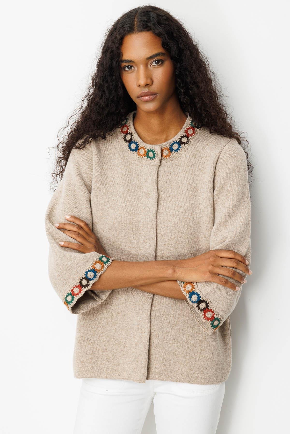 25022Kadın Yakası ve Kol Ağzı Tığlamalı Kısa Yün Ceket K.Bej