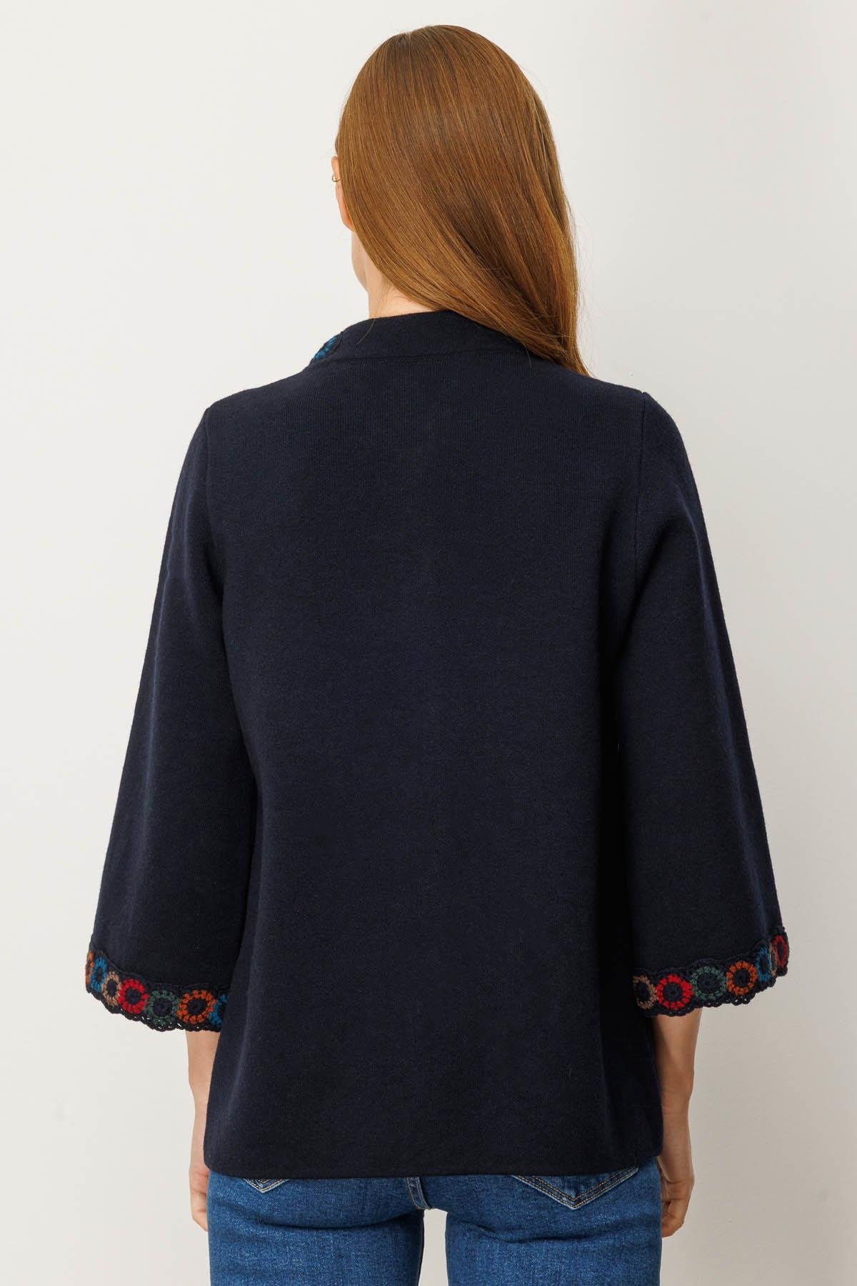 25022Kadın Yakası ve Kol Ağzı Tığlamalı Kısa Yün Ceket K.Lacivert