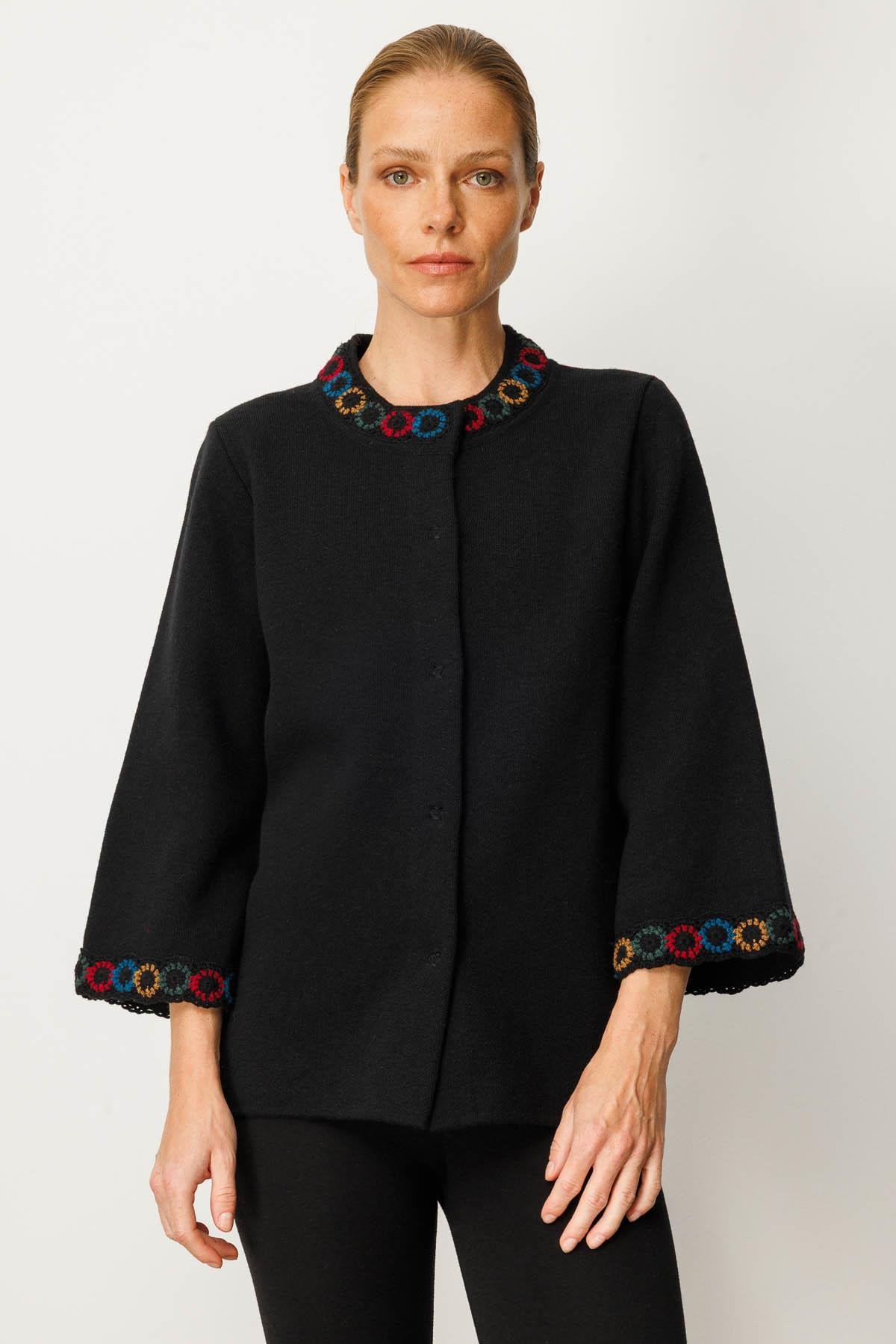 25022Kadın Yakası ve Kol Ağzı Tığlamalı Kısa Yün Ceket Siyah