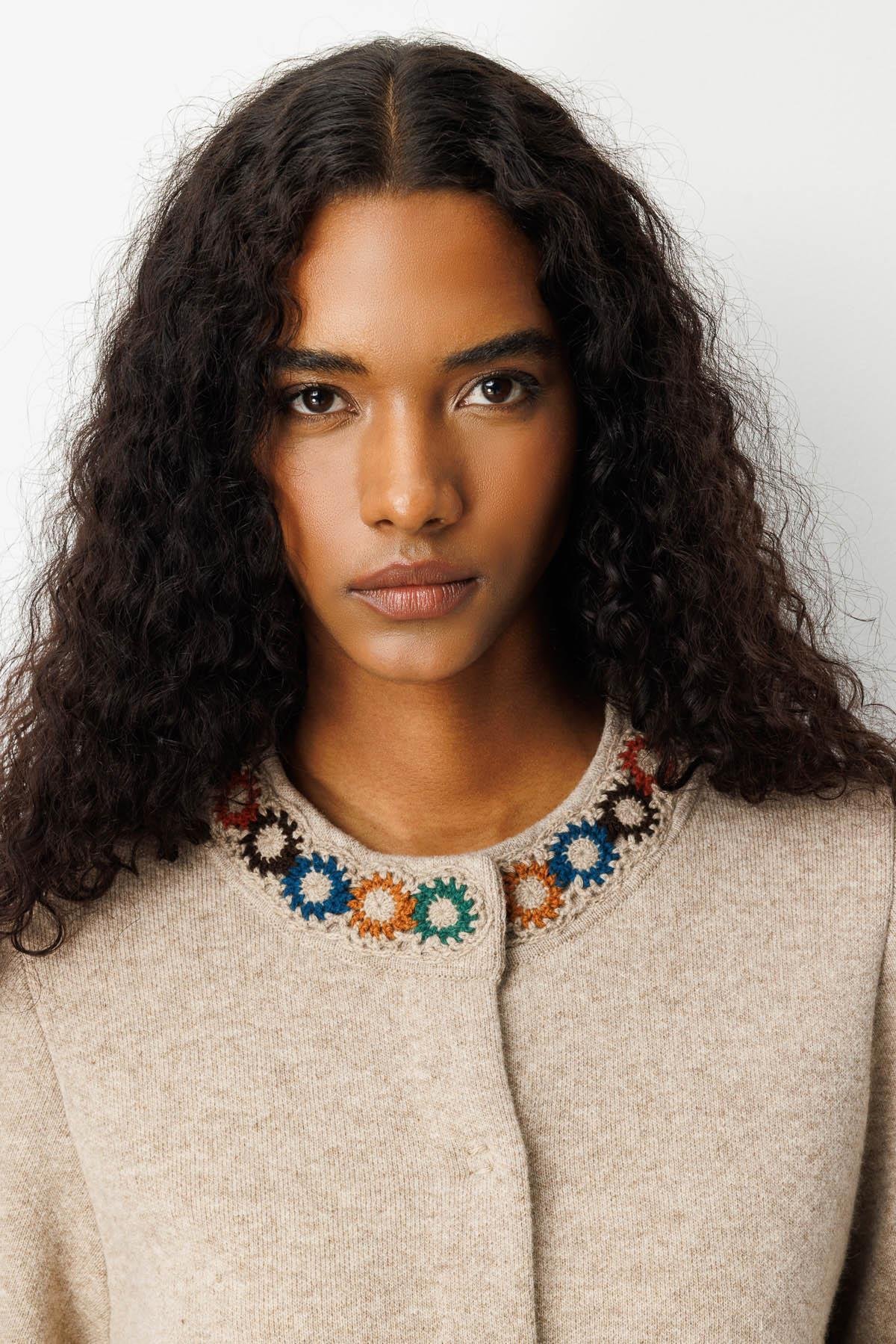 25022Kadın Yakası ve Kol Ağzı Tığlamalı Kısa Yün Ceket K.Bej