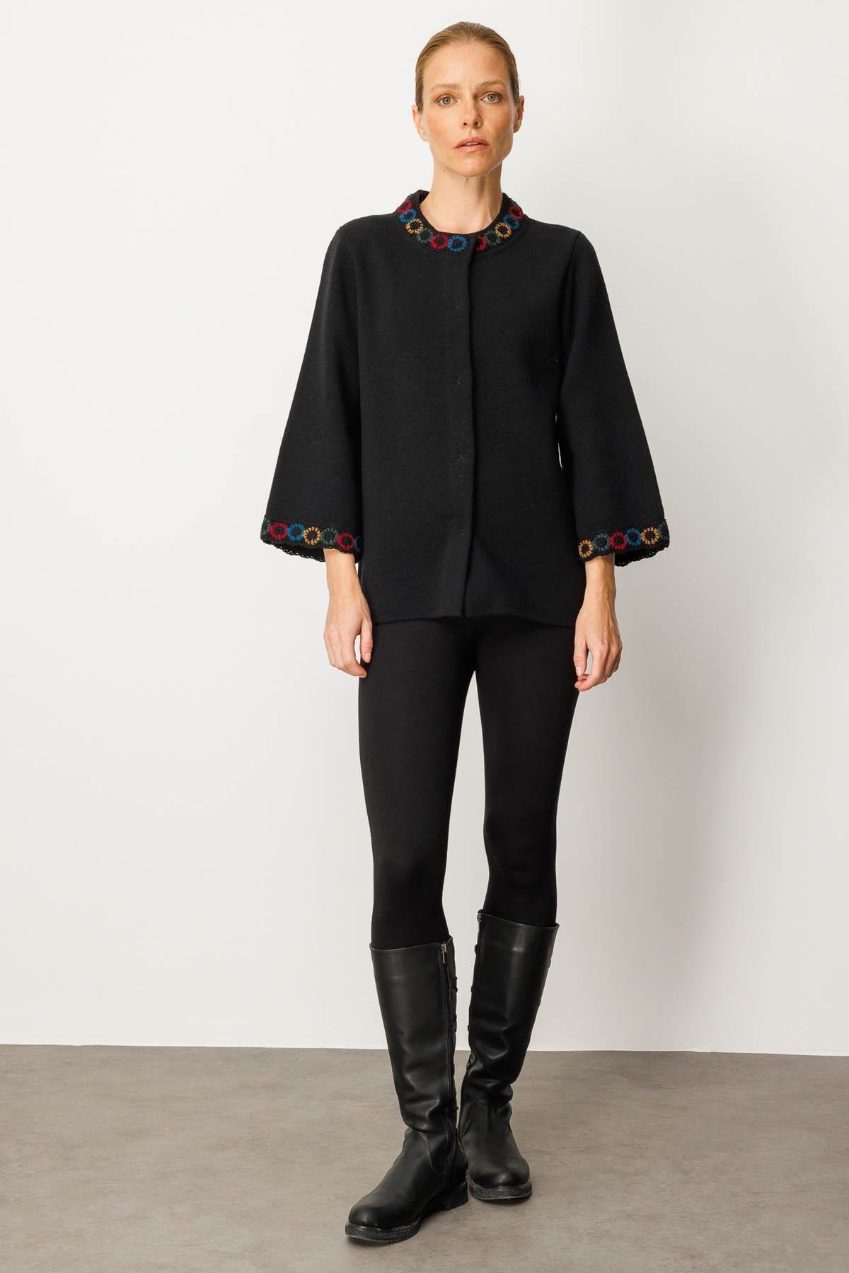 25022Kadın Yakası ve Kol Ağzı Tığlamalı Kısa Yün Ceket Siyah