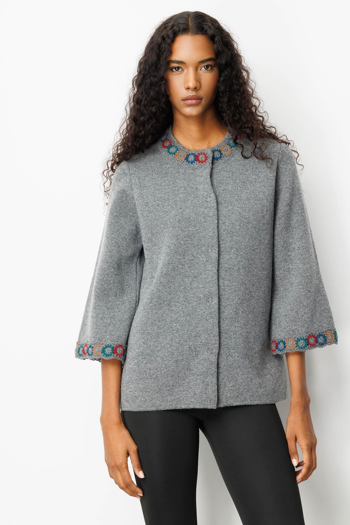 25022Kadın Yakası ve Kol Ağzı Tığlamalı Kısa Yün Ceket Füme