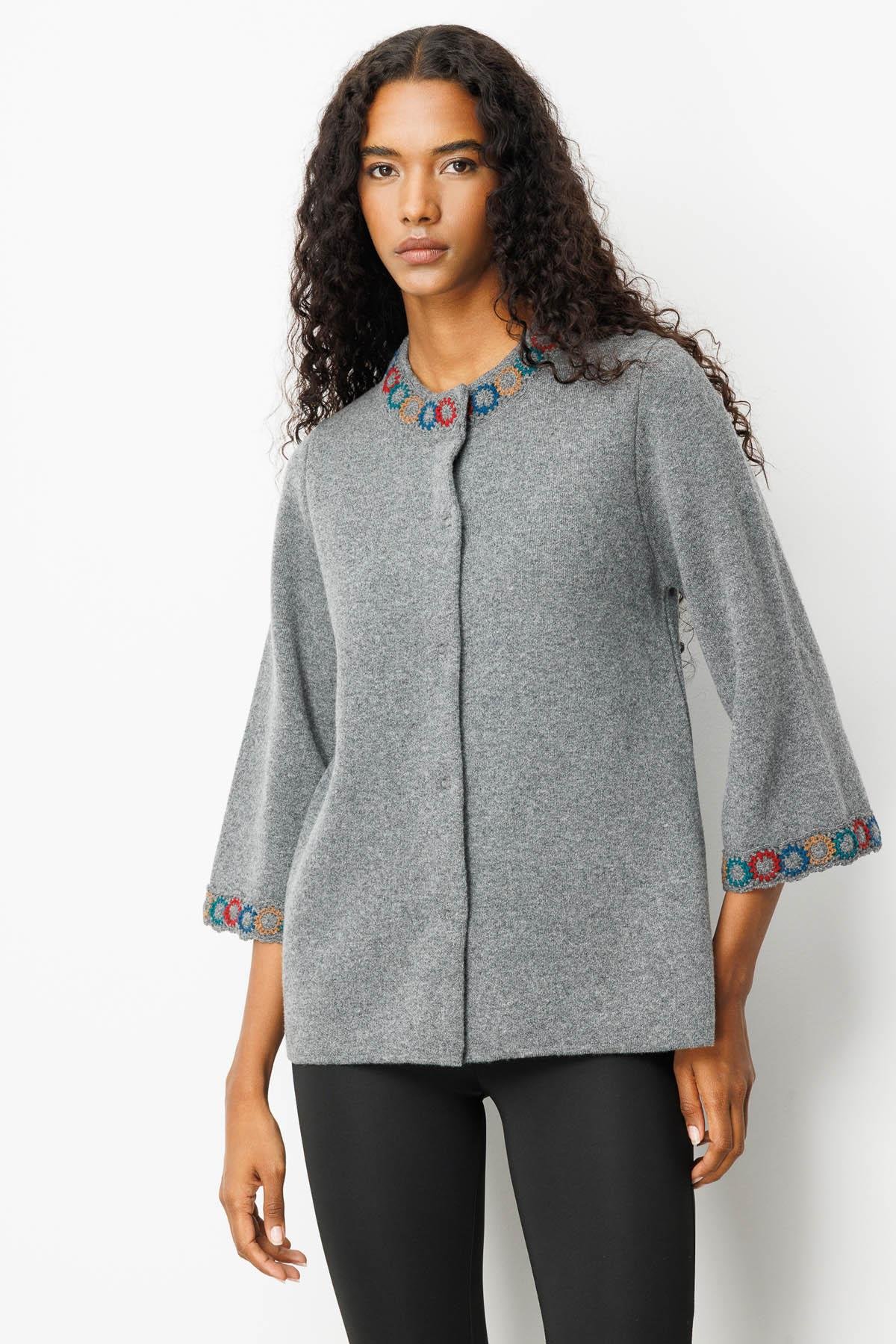 25022Kadın Yakası ve Kol Ağzı Tığlamalı Kısa Yün Ceket Füme