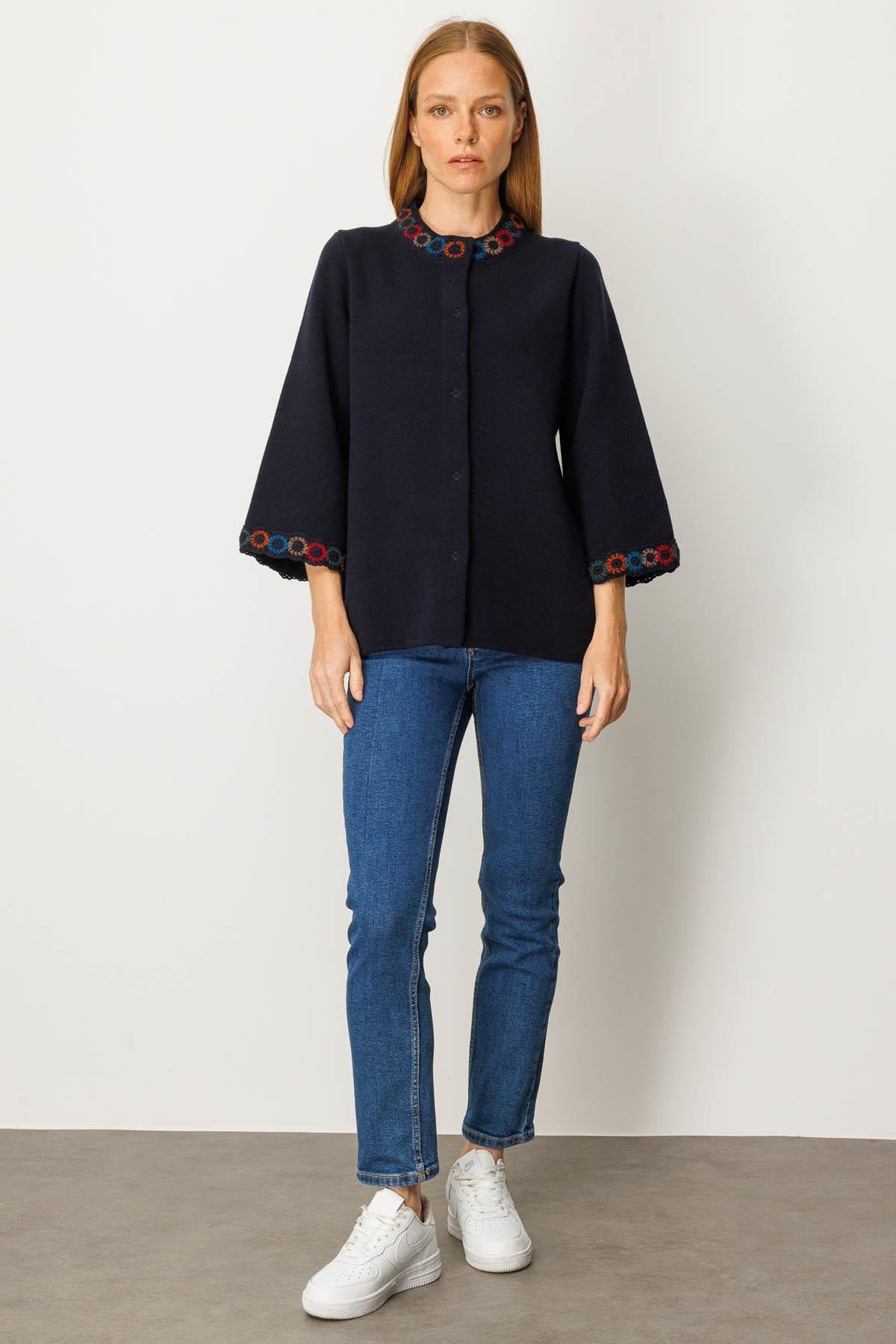 25022Kadın Yakası ve Kol Ağzı Tığlamalı Kısa Yün Ceket K.Lacivert