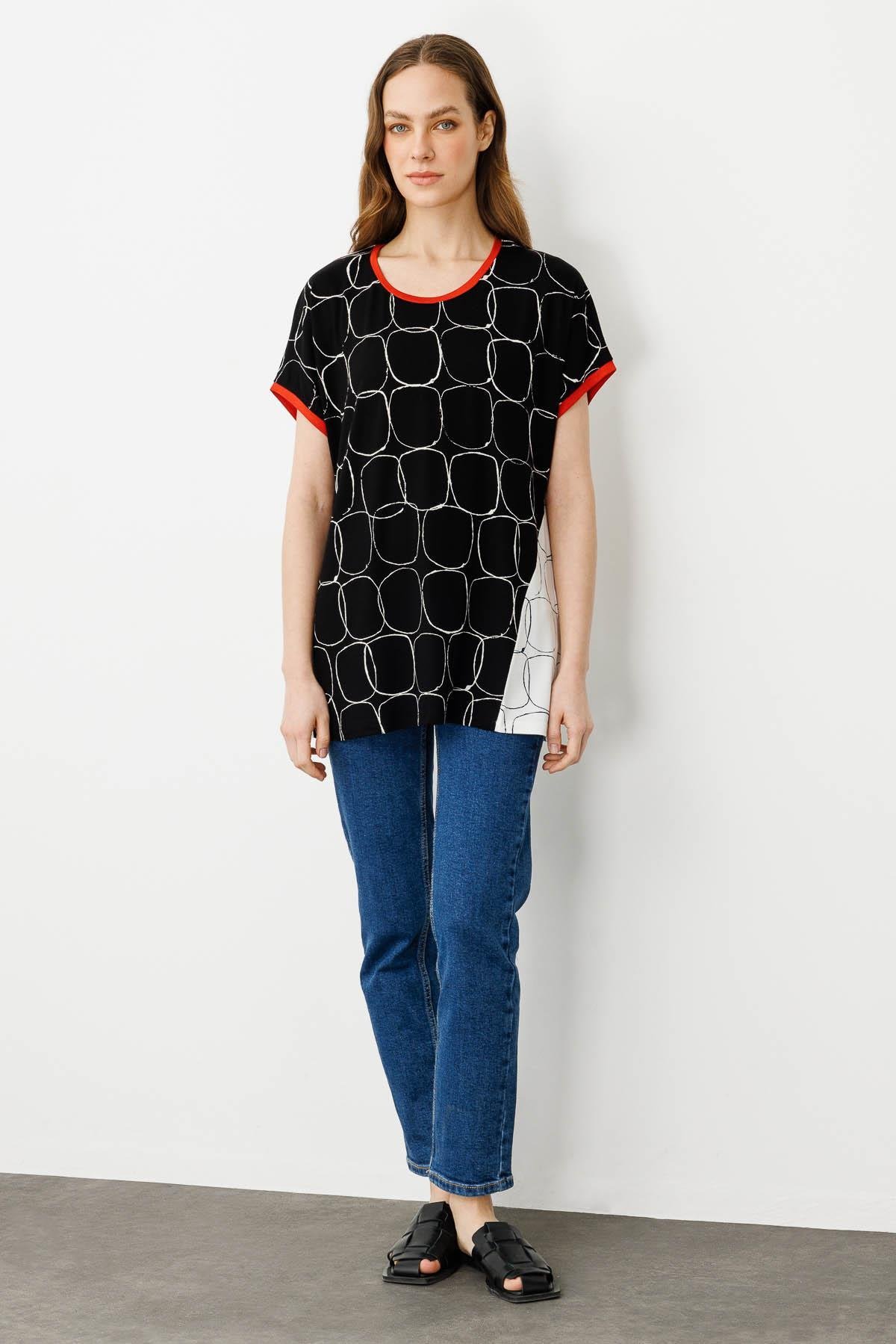 23717Kadın Yakası ve Kolu Sarı Bantlı Penye T-shirt Ekru/Siyah