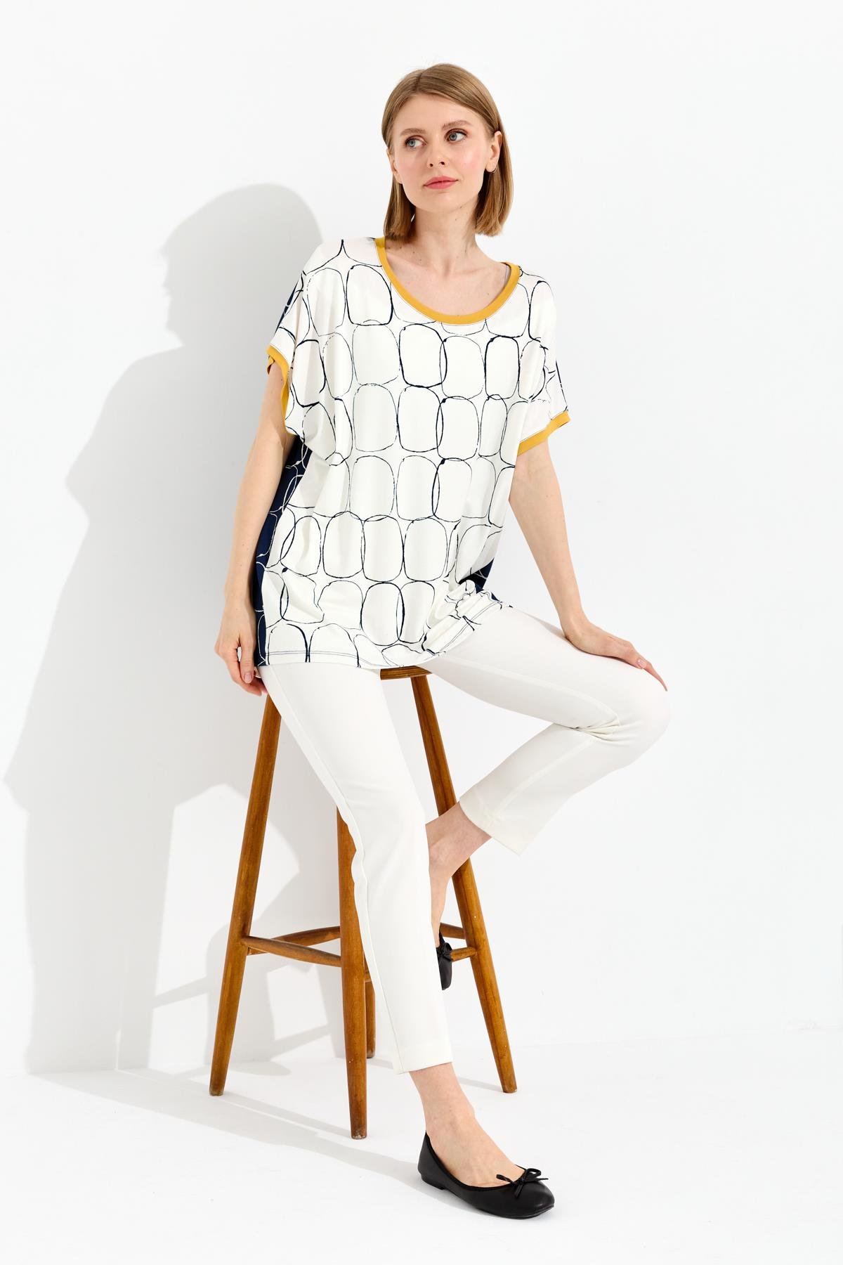 23717Kadın Yakası ve Kolu Sarı Bantlı Penye T-shirt Laci/Ekru