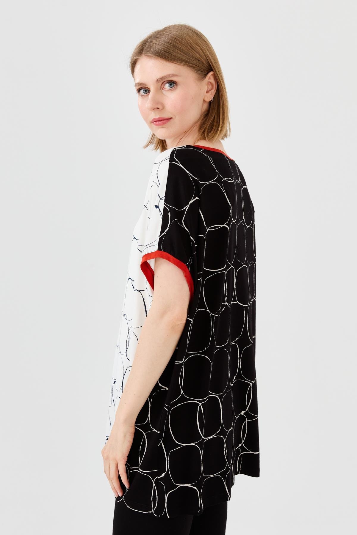 23717Kadın Yakası ve Kolu Sarı Bantlı Penye T-shirt Siyah/Ekru