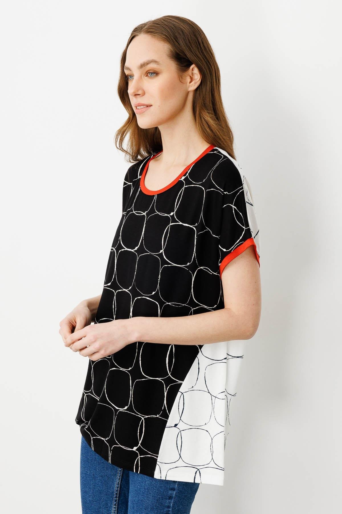 23717Kadın Yakası ve Kolu Sarı Bantlı Penye T-shirt Ekru/Siyah