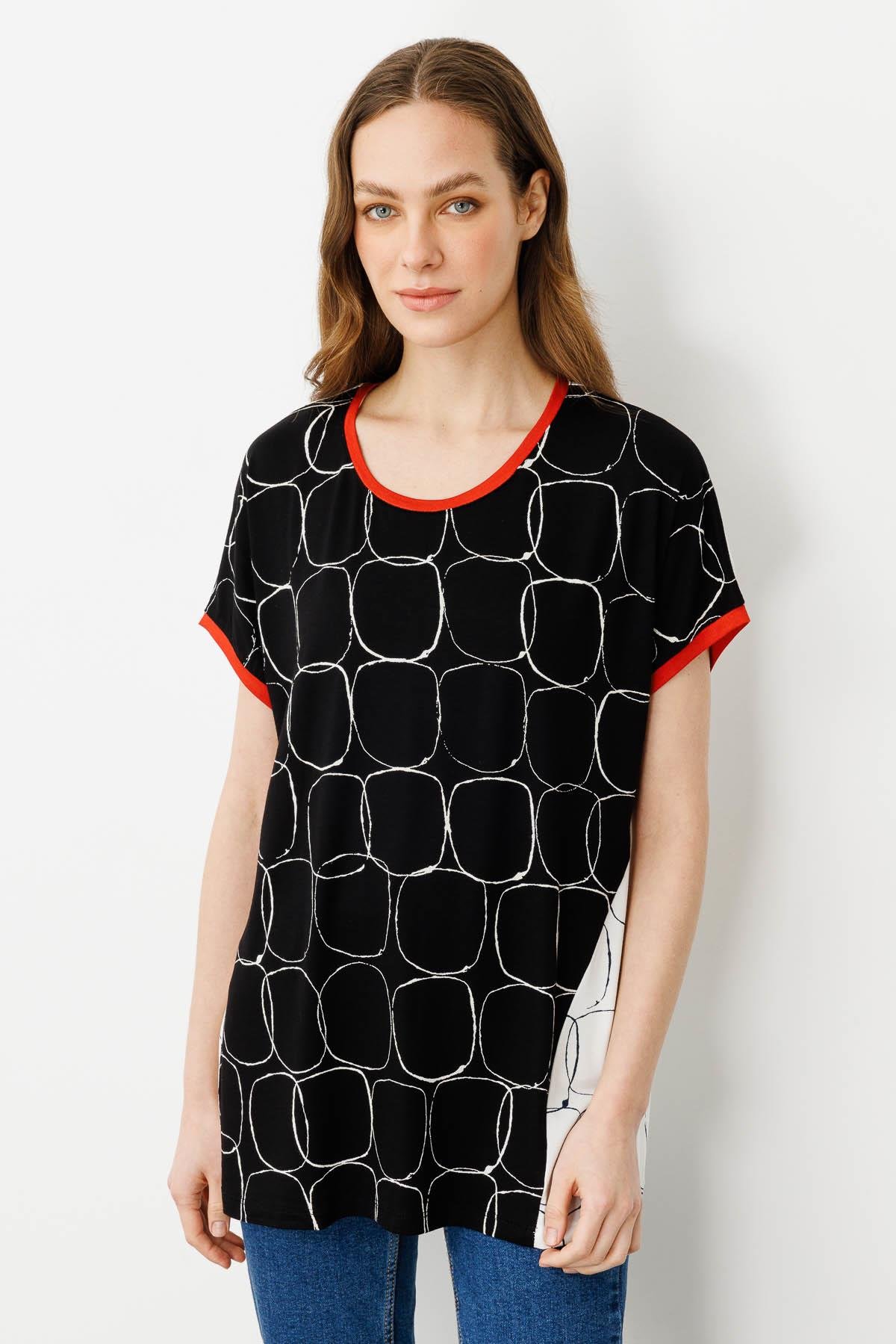 23717Kadın Yakası ve Kolu Sarı Bantlı Penye T-shirt Ekru/Siyah