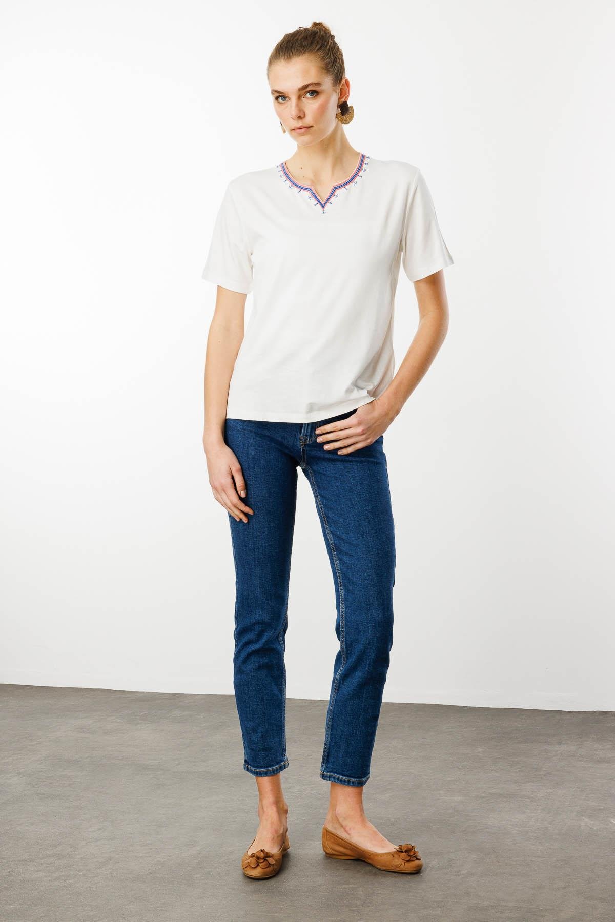 25768Kadın Yakası Yırtmaçlı ve İşlemeli T-shirt Ekru