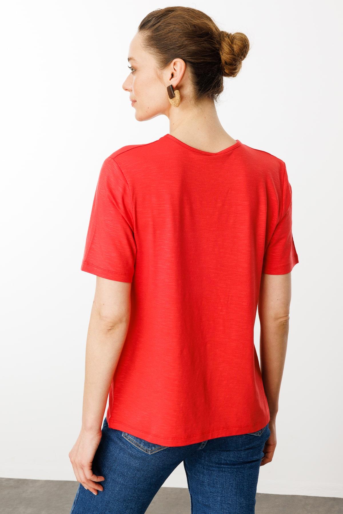 25768Kadın Yakası Yırtmaçlı ve İşlemeli T-shirt Mercan