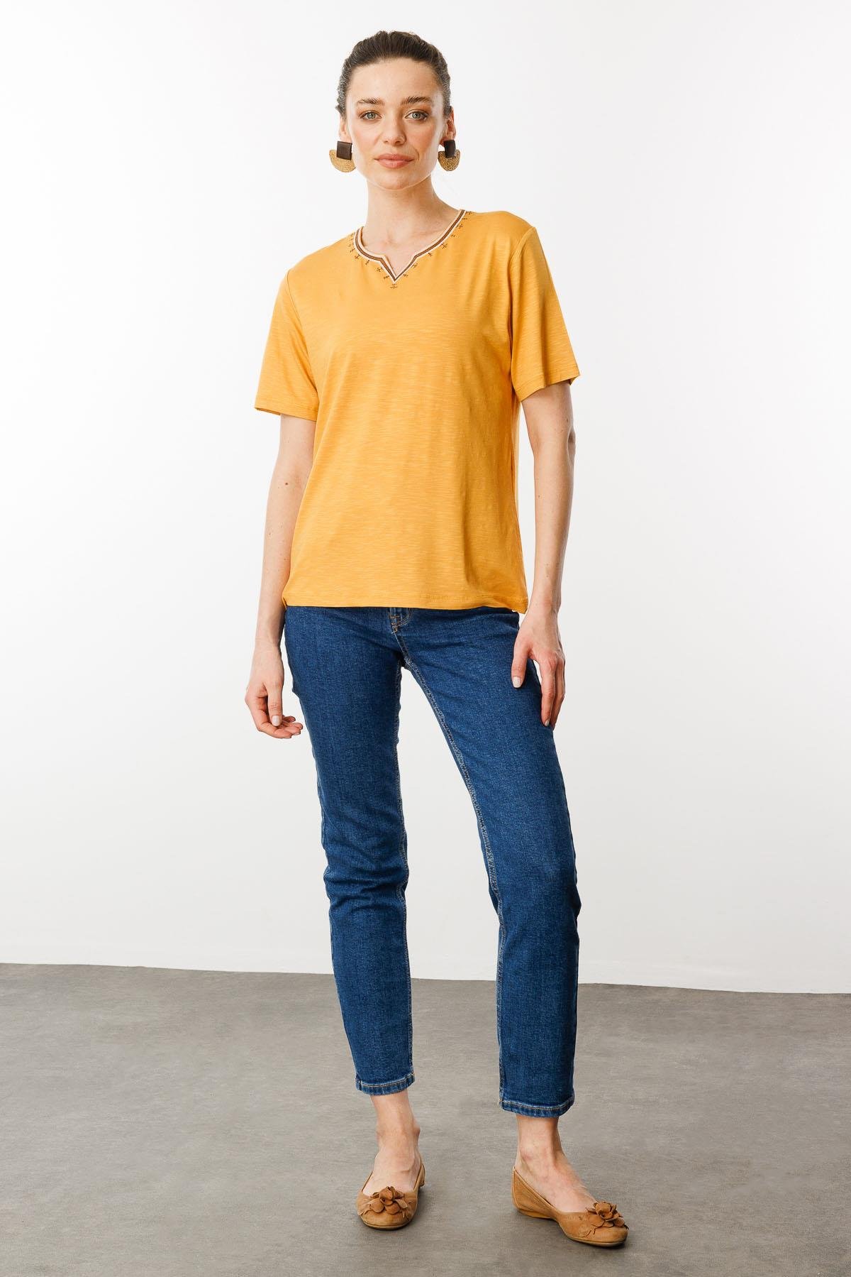 25768Kadın Yakası Yırtmaçlı ve İşlemeli T-shirt Hardal