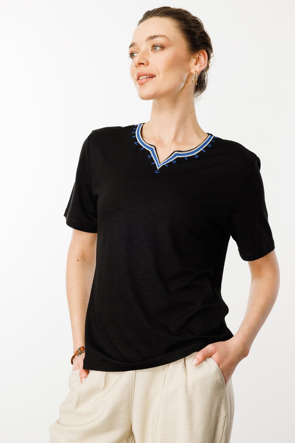 25768Kadın Yakası Yırtmaçlı ve İşlemeli T-shirt Siyah