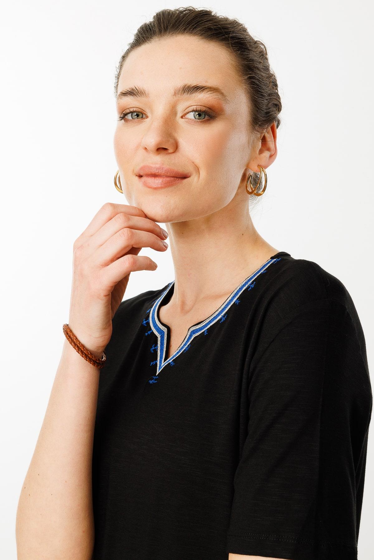 25768Kadın Yakası Yırtmaçlı ve İşlemeli T-shirt Siyah