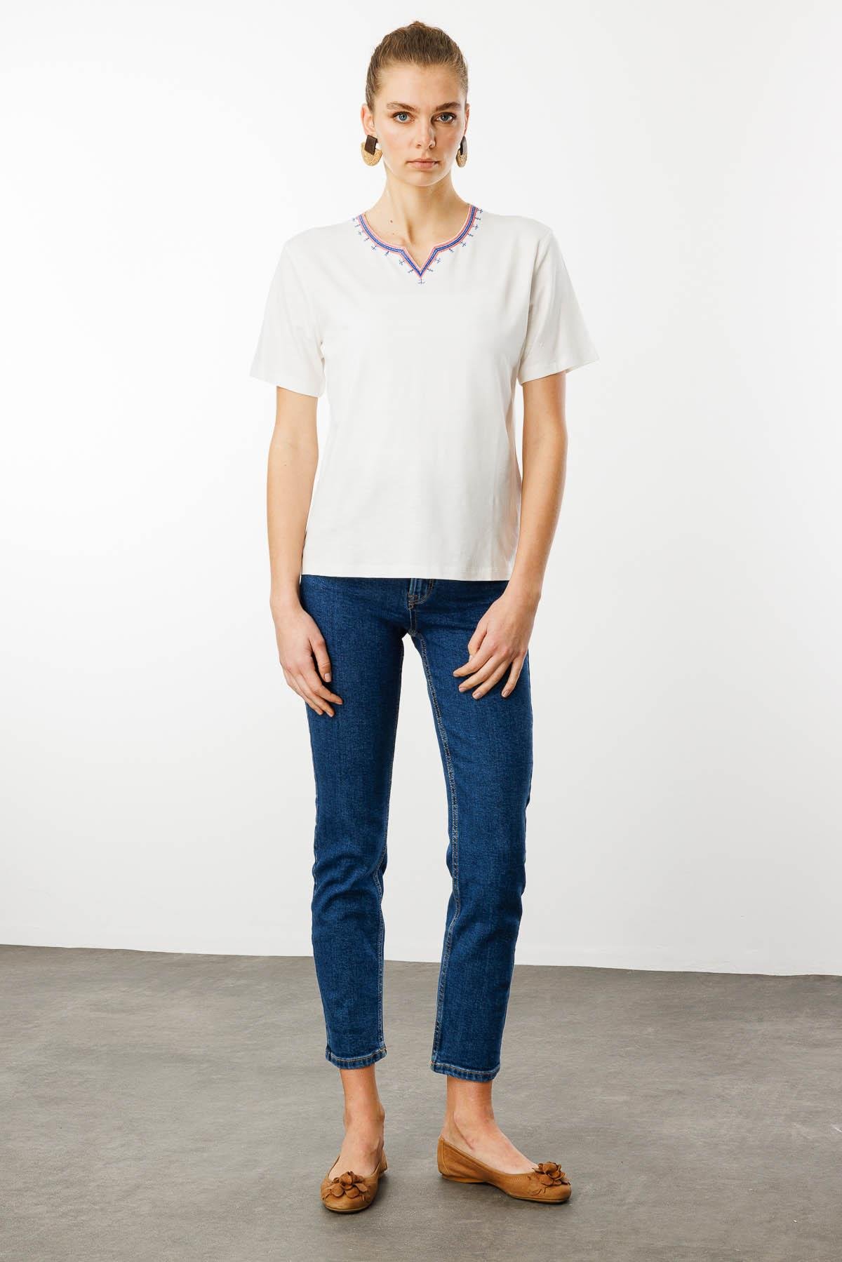 25768Kadın Yakası Yırtmaçlı ve İşlemeli T-shirt Ekru