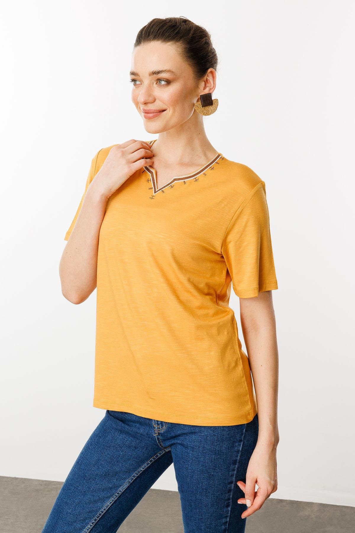 25768Kadın Yakası Yırtmaçlı ve İşlemeli T-shirt Hardal
