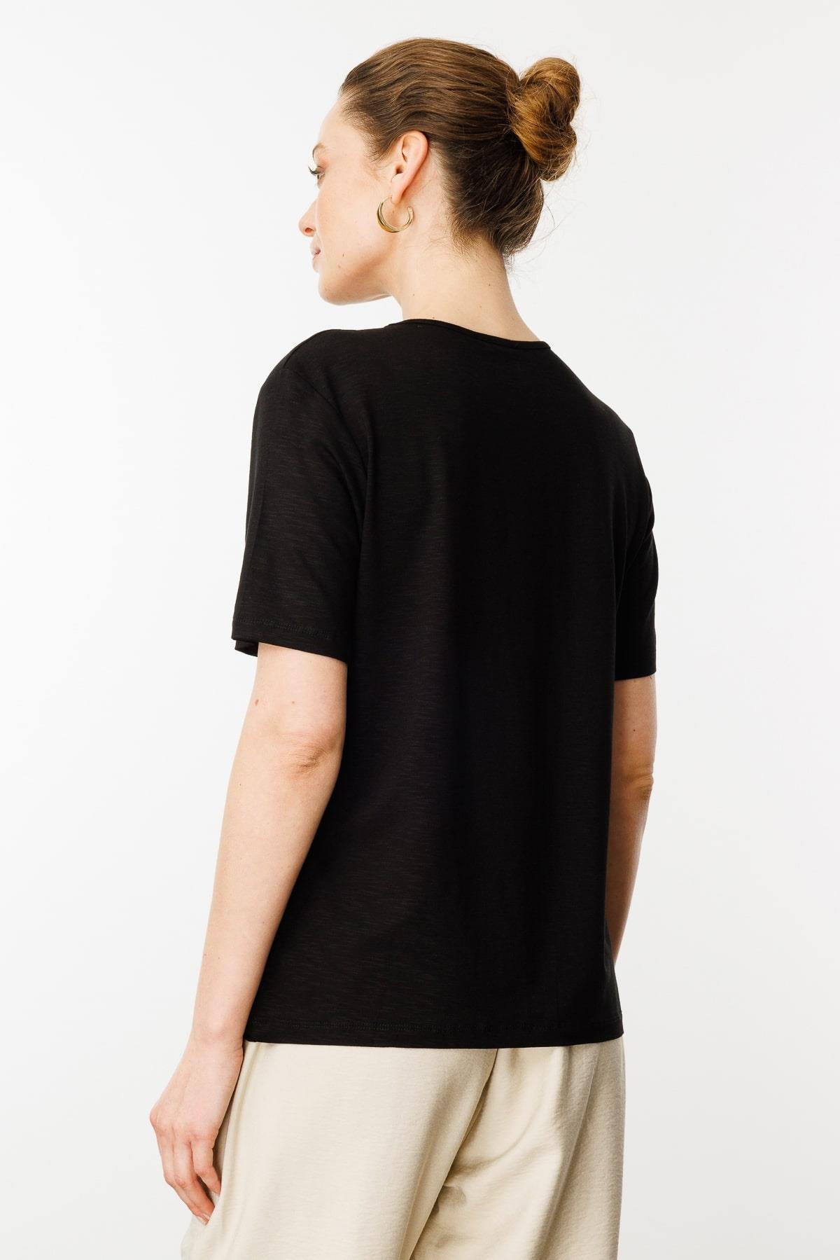 25768Kadın Yakası Yırtmaçlı ve İşlemeli T-shirt Siyah