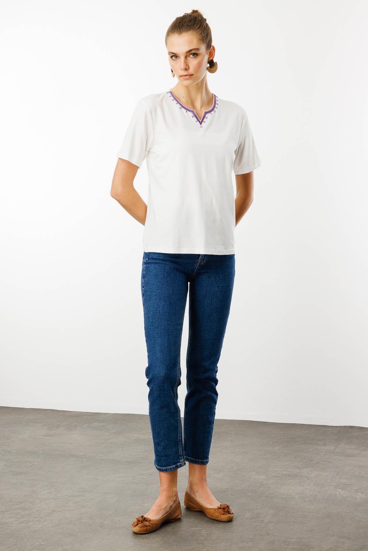 25768Kadın Yakası Yırtmaçlı ve İşlemeli T-shirt Ekru