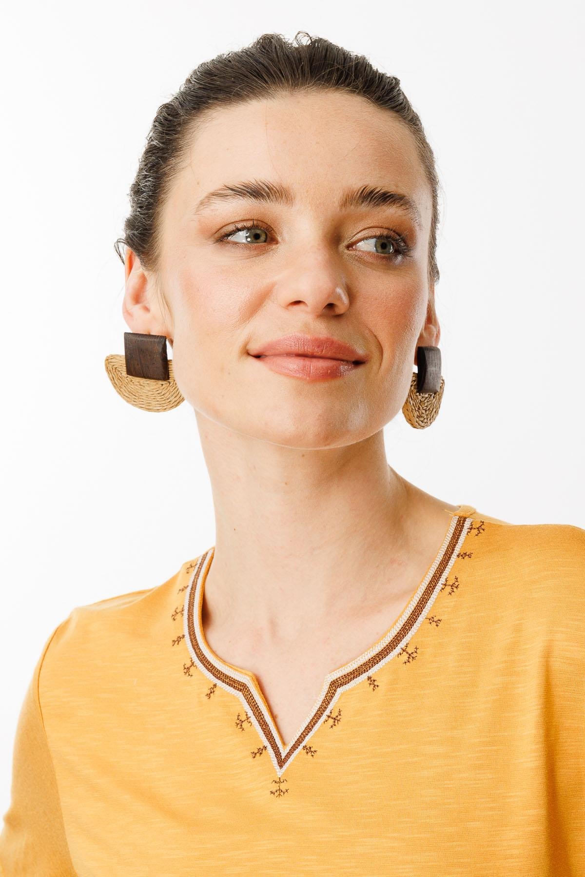 25768Kadın Yakası Yırtmaçlı ve İşlemeli T-shirt Hardal