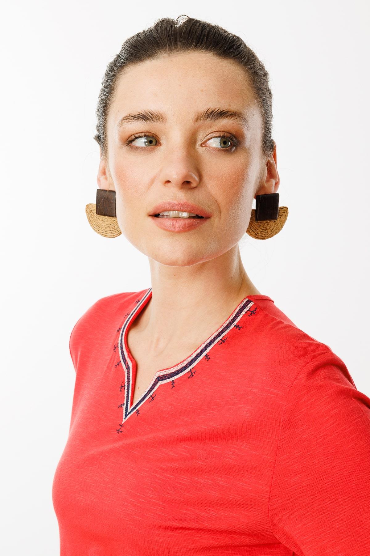 25768Kadın Yakası Yırtmaçlı ve İşlemeli T-shirt Mercan