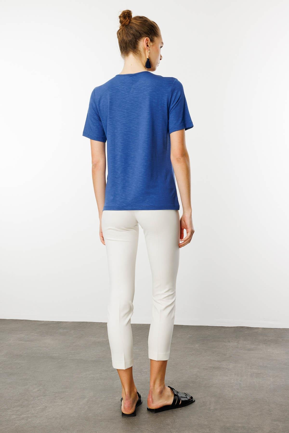 25768Kadın Yakası Yırtmaçlı ve İşlemeli T-shirt İndigo