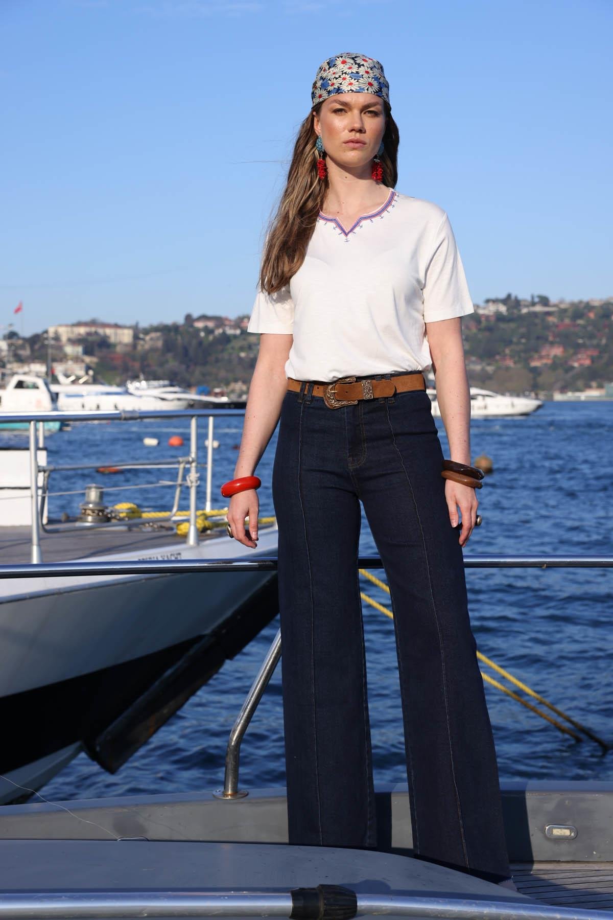 25768Kadın Yakası Yırtmaçlı ve İşlemeli T-shirt Ekru