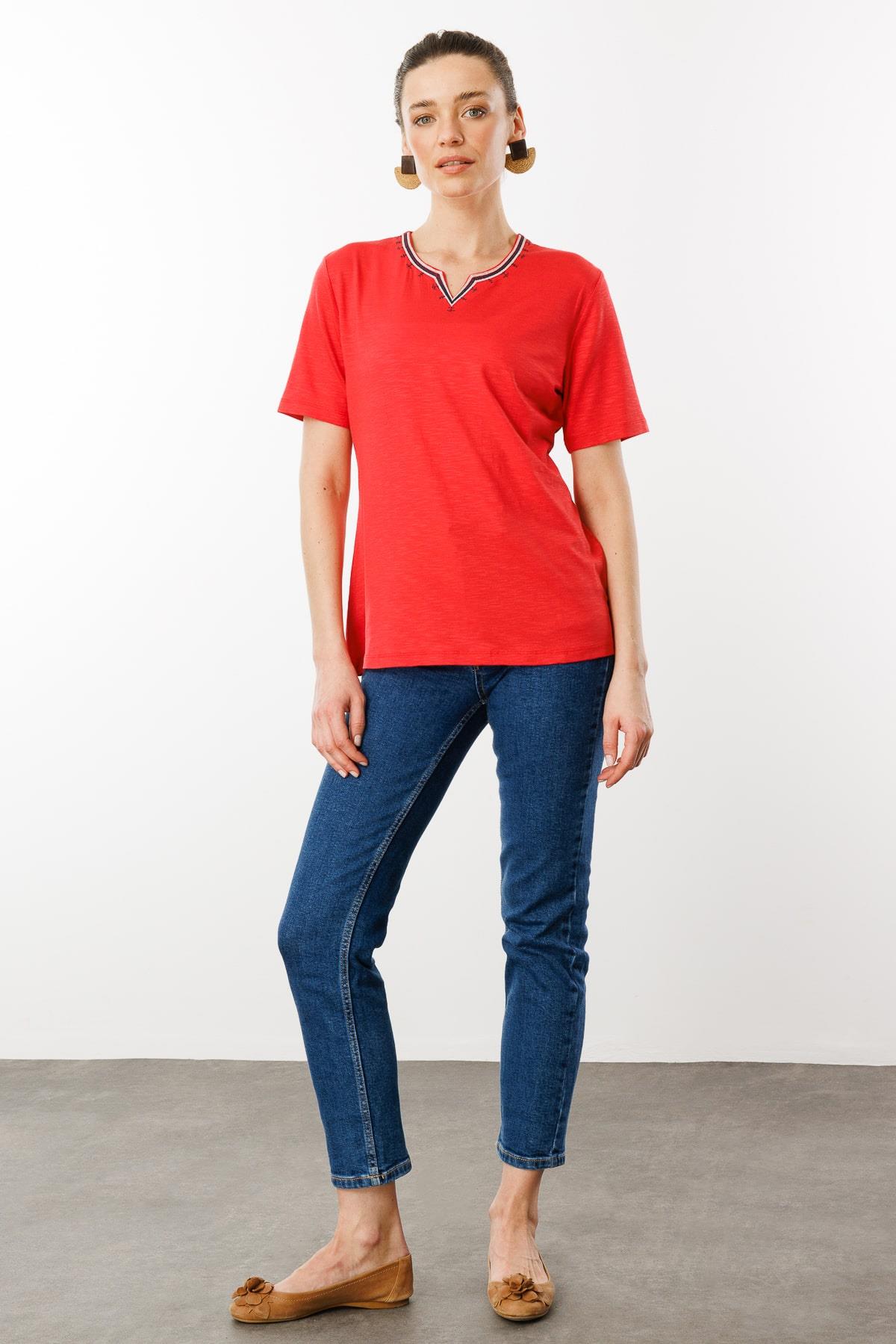 25768Kadın Yakası Yırtmaçlı ve İşlemeli T-shirt Mercan